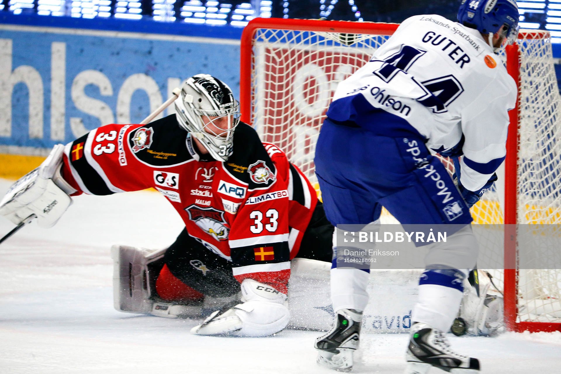 Malmö Redhawks målvakt Niko Hovinen räddar en straff