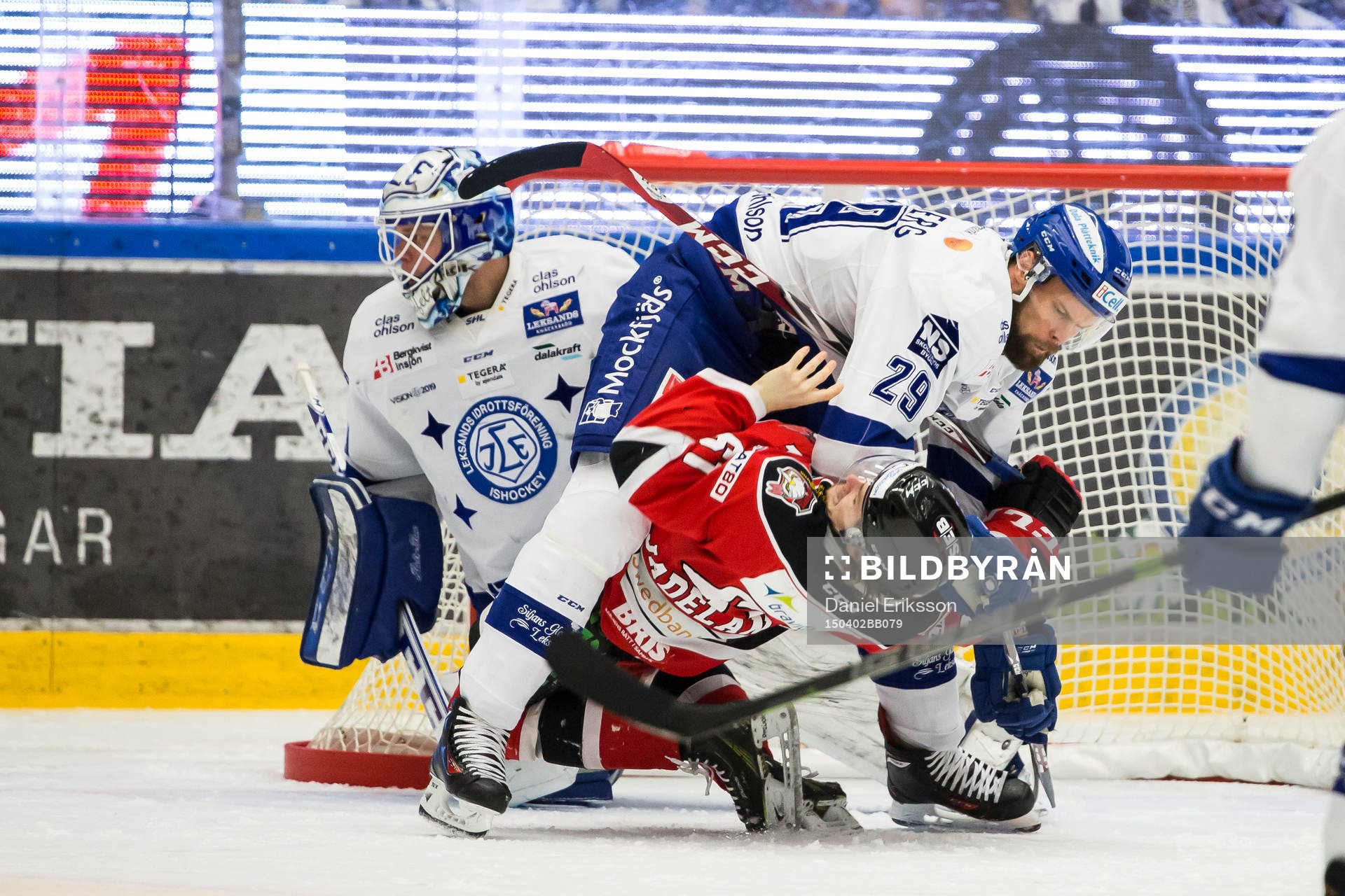 Leksands  Joonas Rönnberg tacklar Malmö Redhawks Nicklas