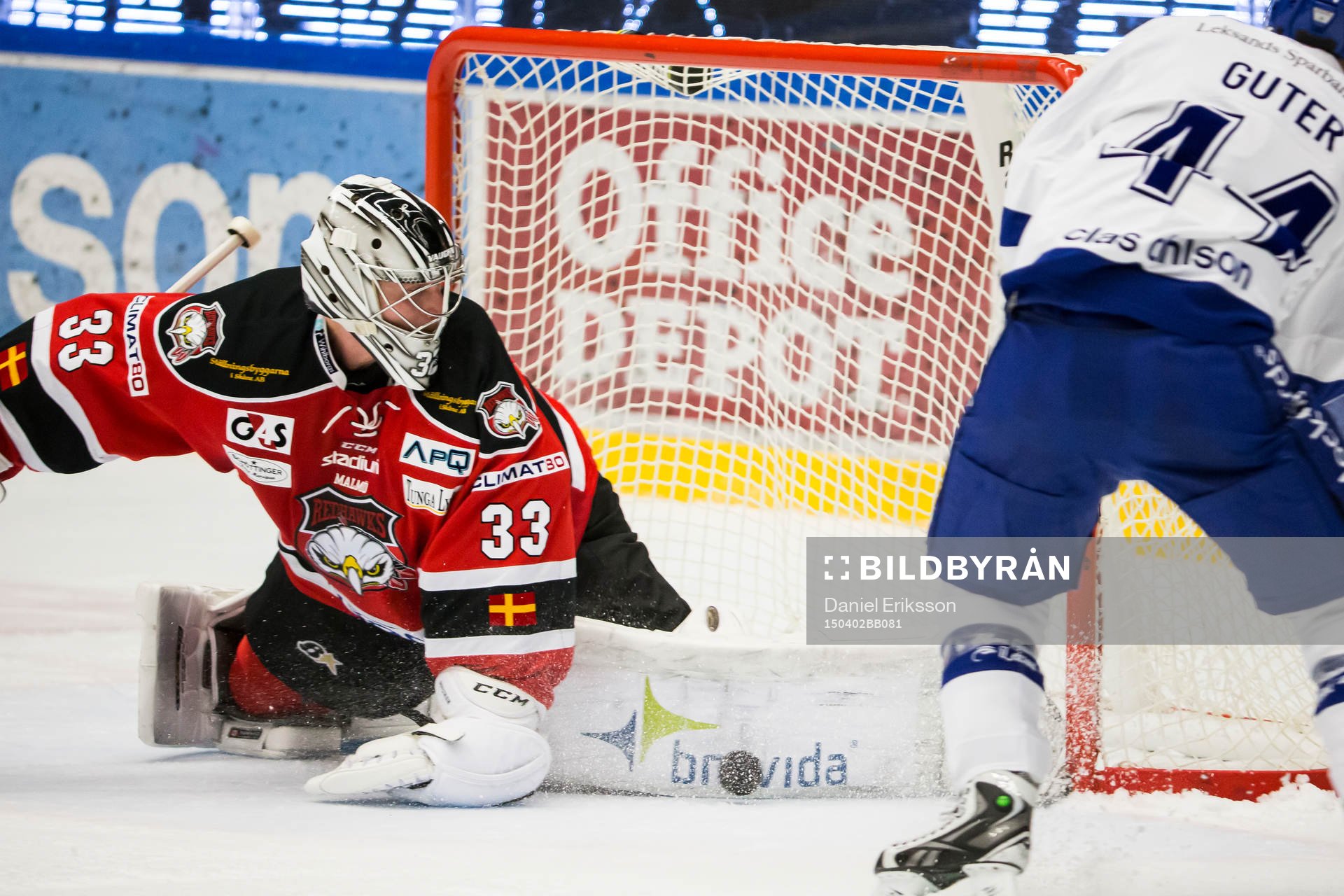 Malmö Redhawks målvakt Niko Hovinen räddar straff av