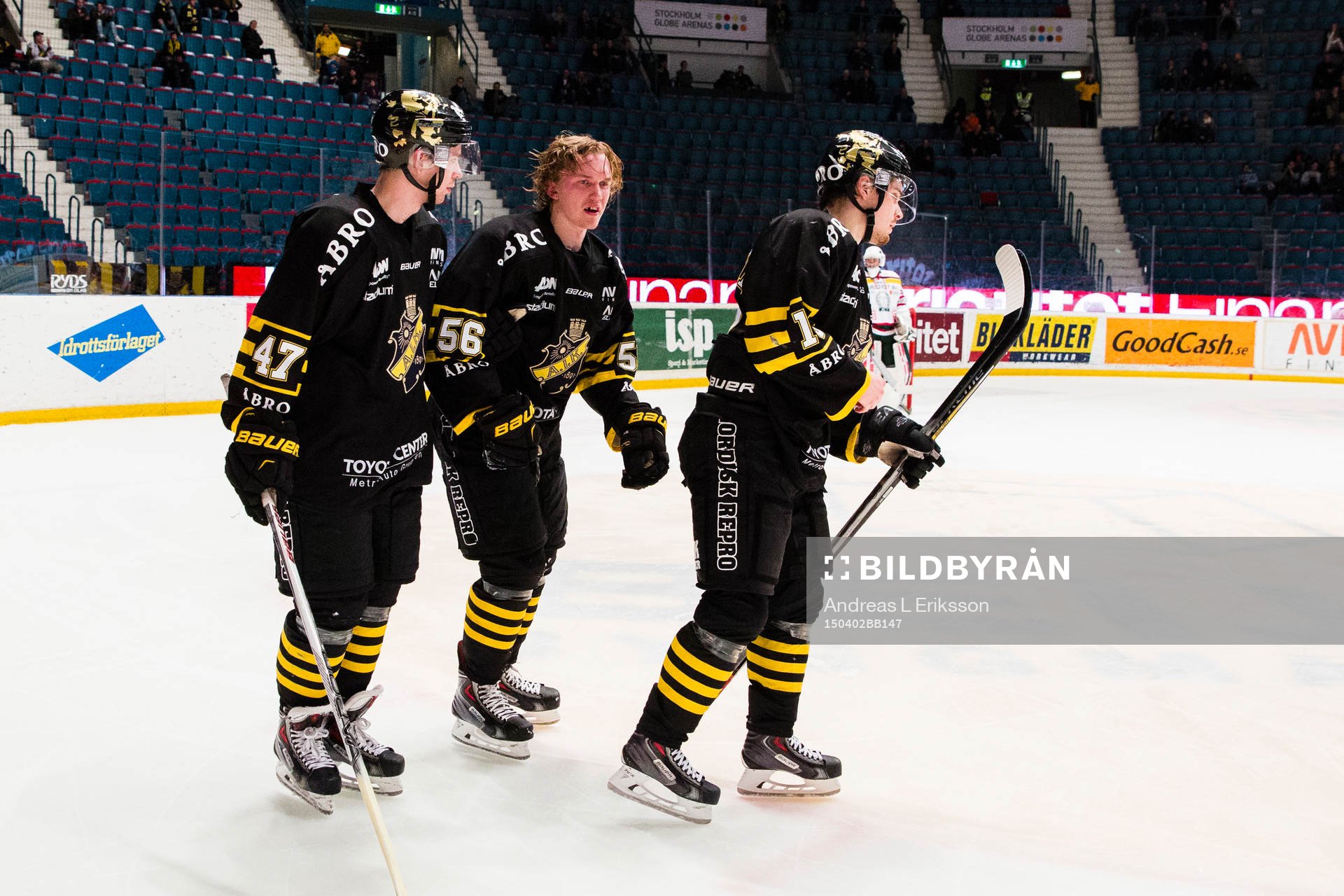 s Eric Norin hjälper Dennis Nordström av isen