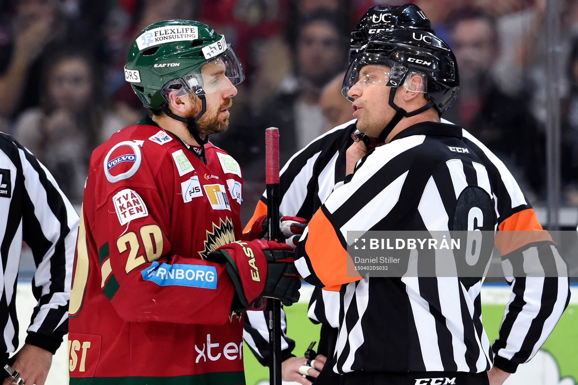Frölundas Joel Lundqvist diskuterar med domaren