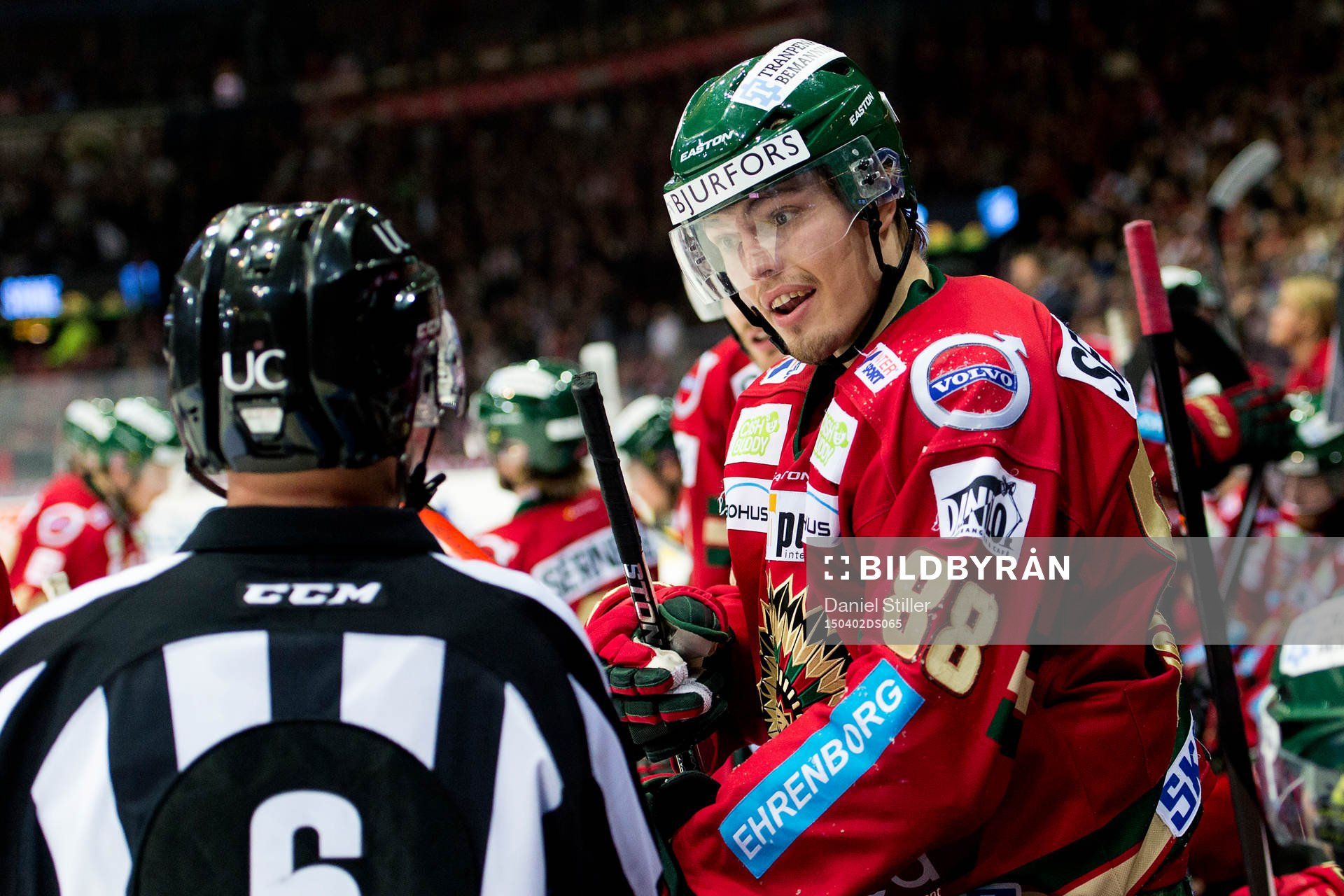 Frölundas Andreas Johnson i samspråk med domaren