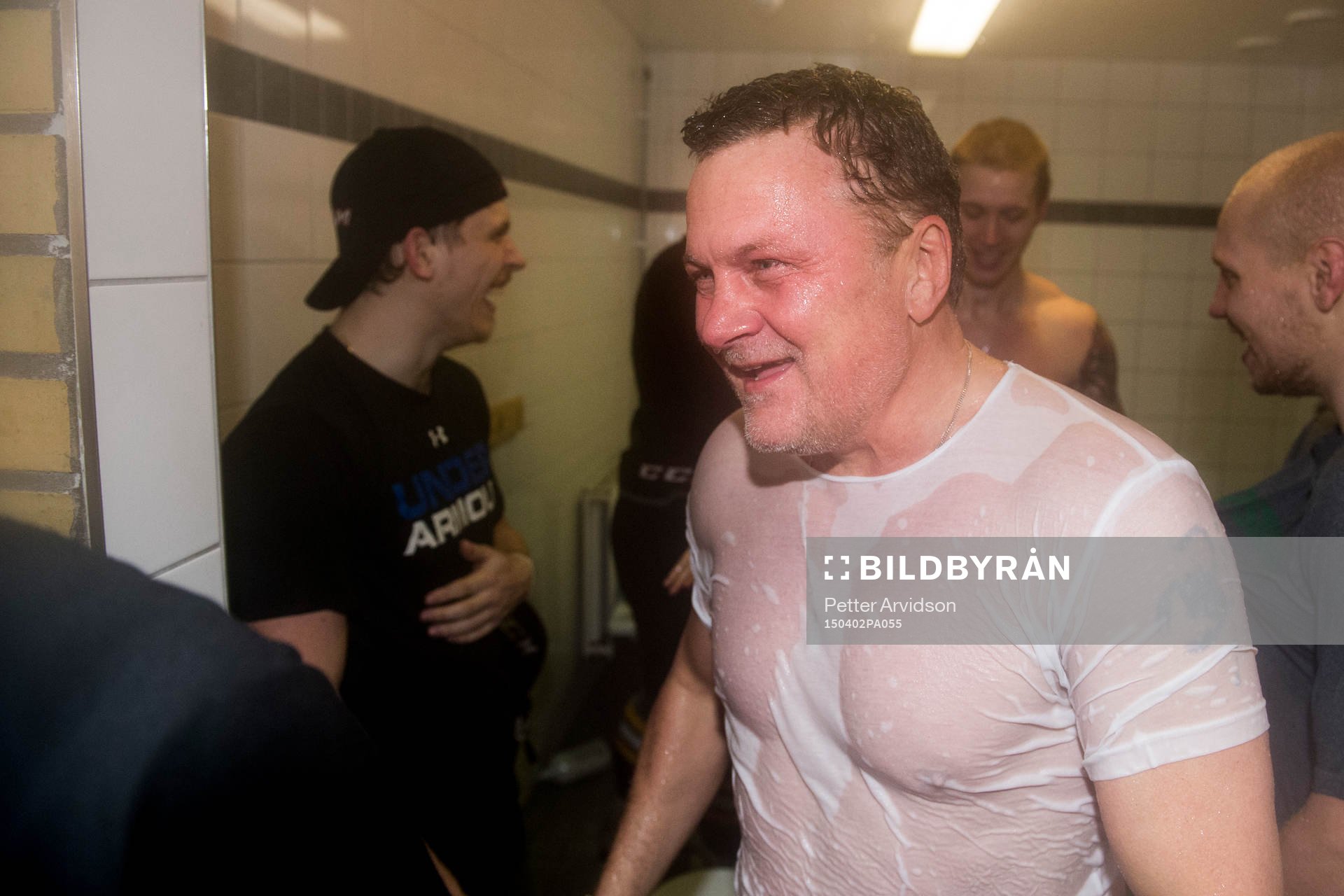 Panterns tränare Stephan Lundh kastast in i duschen av