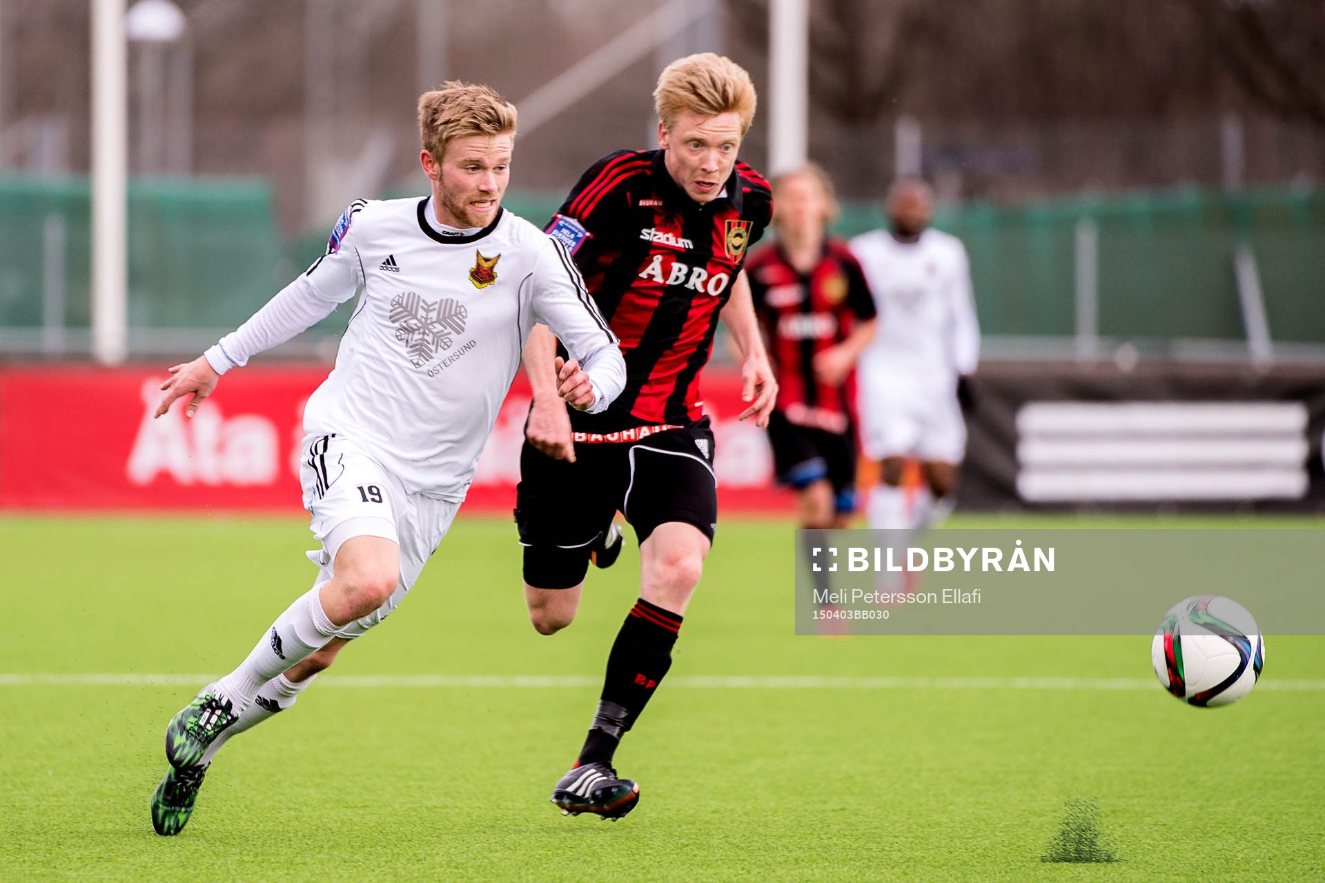 Östersunds Dennis Widegren och Brommapojkarnas Gustav Sandberg Magnusson i en närkamp under fotbollsmatchen i Superettan mellan Brommapojkarna och Östersund den 3 april 2015 i Stockholm.