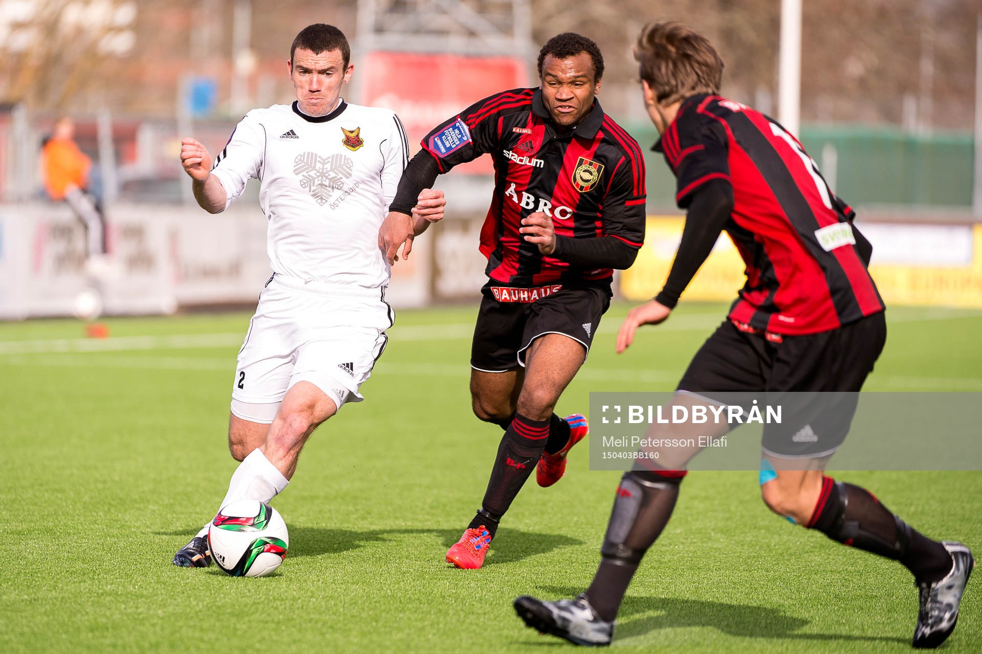 Östersunds James Sinclair och Brommapojkarnas Serge-Junior Martinsson Ngouali i en närkamp under fotbollsmatchen i Superettan mellan Brommapojkarna och Östersund den 3 april 2015 i Stockholm.