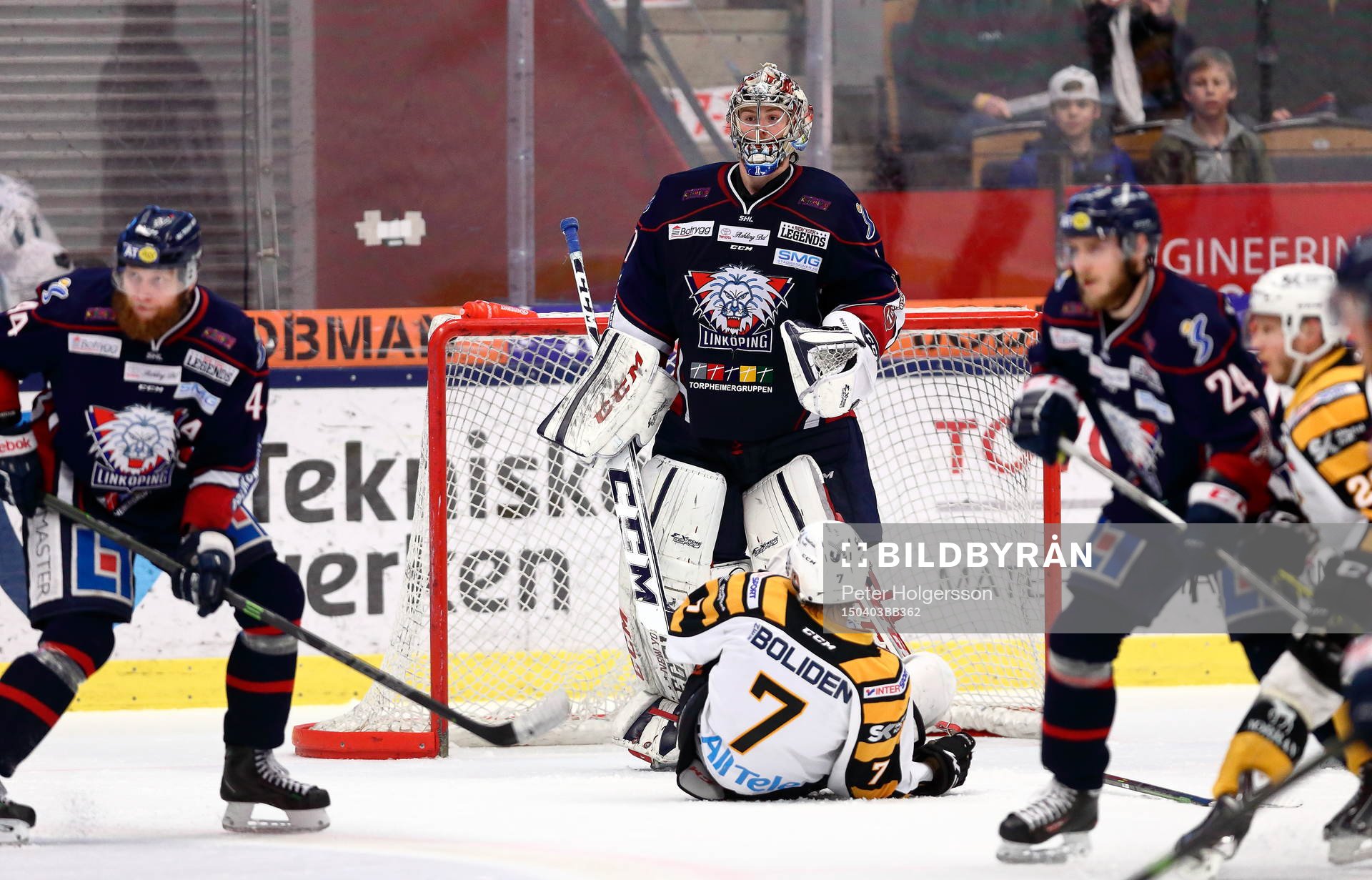 Skellefteås Kirill Kabanov ligger skadad framför