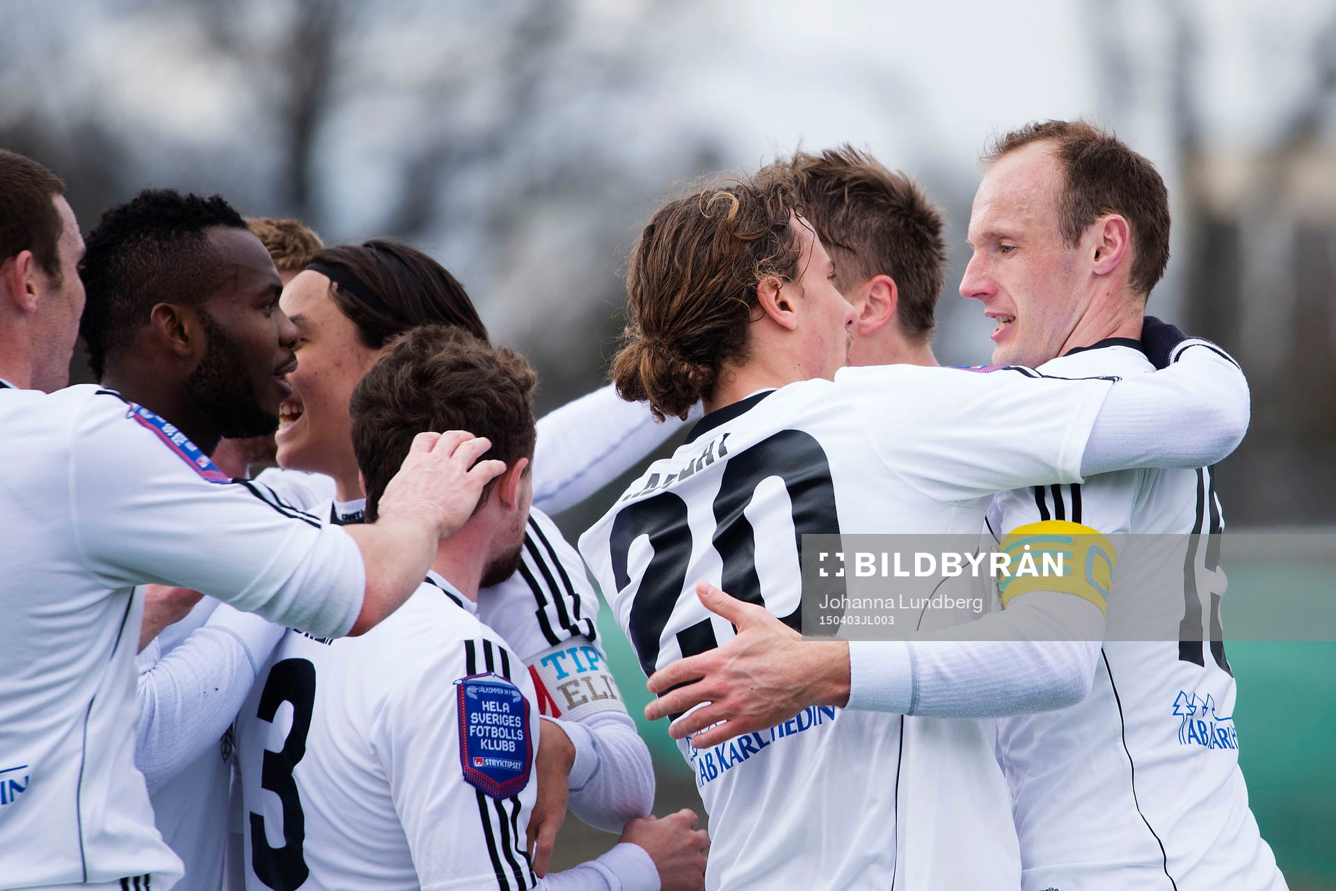 Östersunds spelare med Jonathan Azulay och Dragan Kapcevic