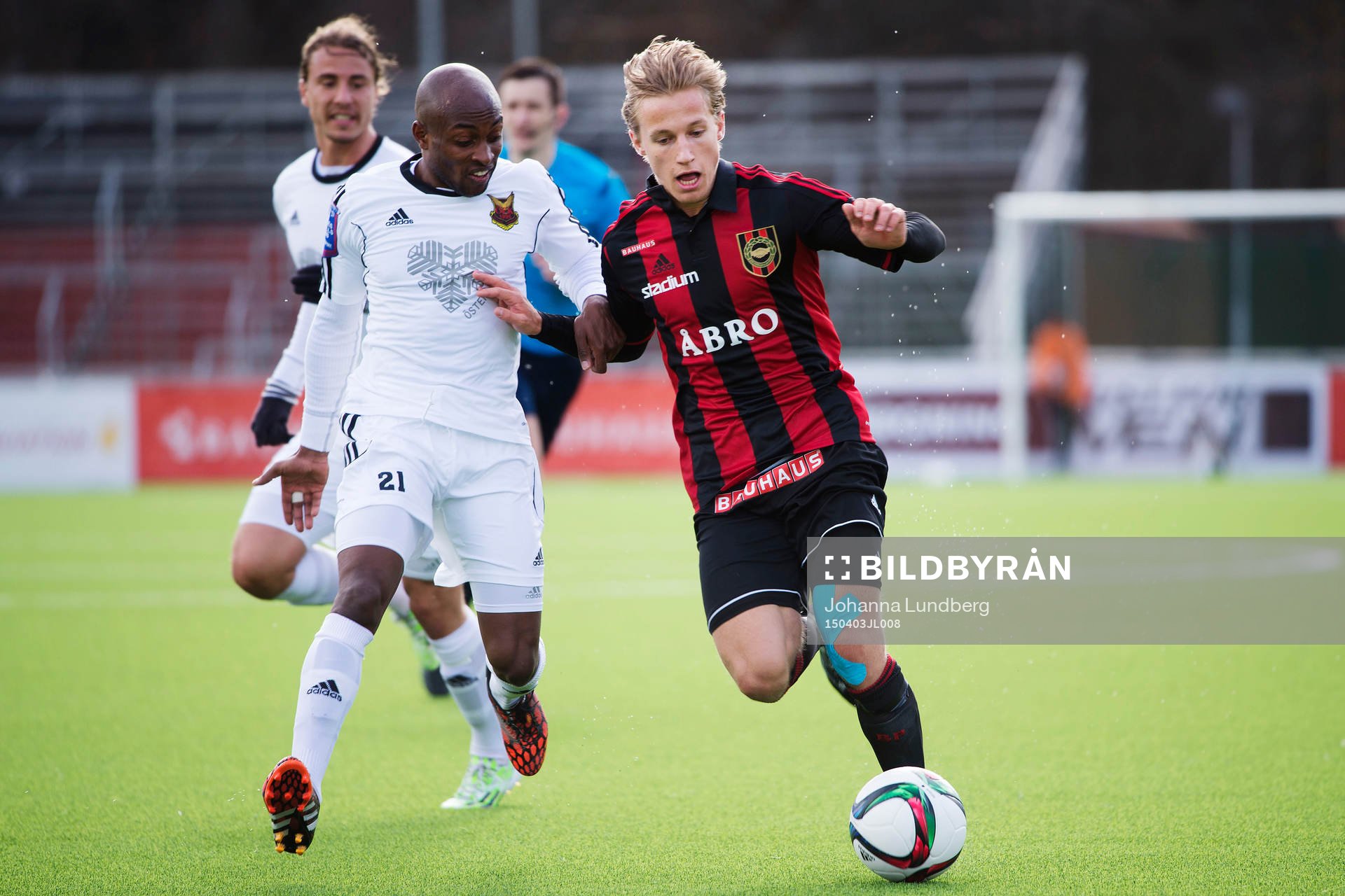 Östersunds målvakt Aly Krita och Brommapojkarnas Alexander Seger under fotbollsmatchen i Superettan mellan Brommapojkarna och Östersund den 3 april 2015 i Stockholm.