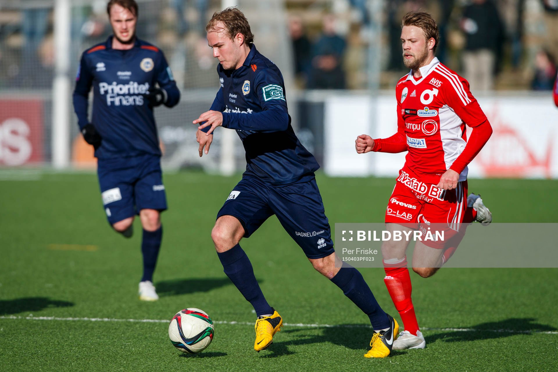 Utsiktens Joakim Edström med bollen