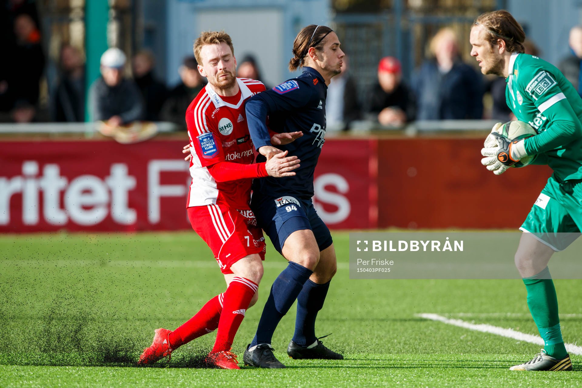 Degerfors Simon Molander och Utsiktens Mirza Mujcic i kamp om bollen under fotbollsmatchen i Superettan mellan Utsikten och Degerfors den 3 april 2015 i Göteborg.