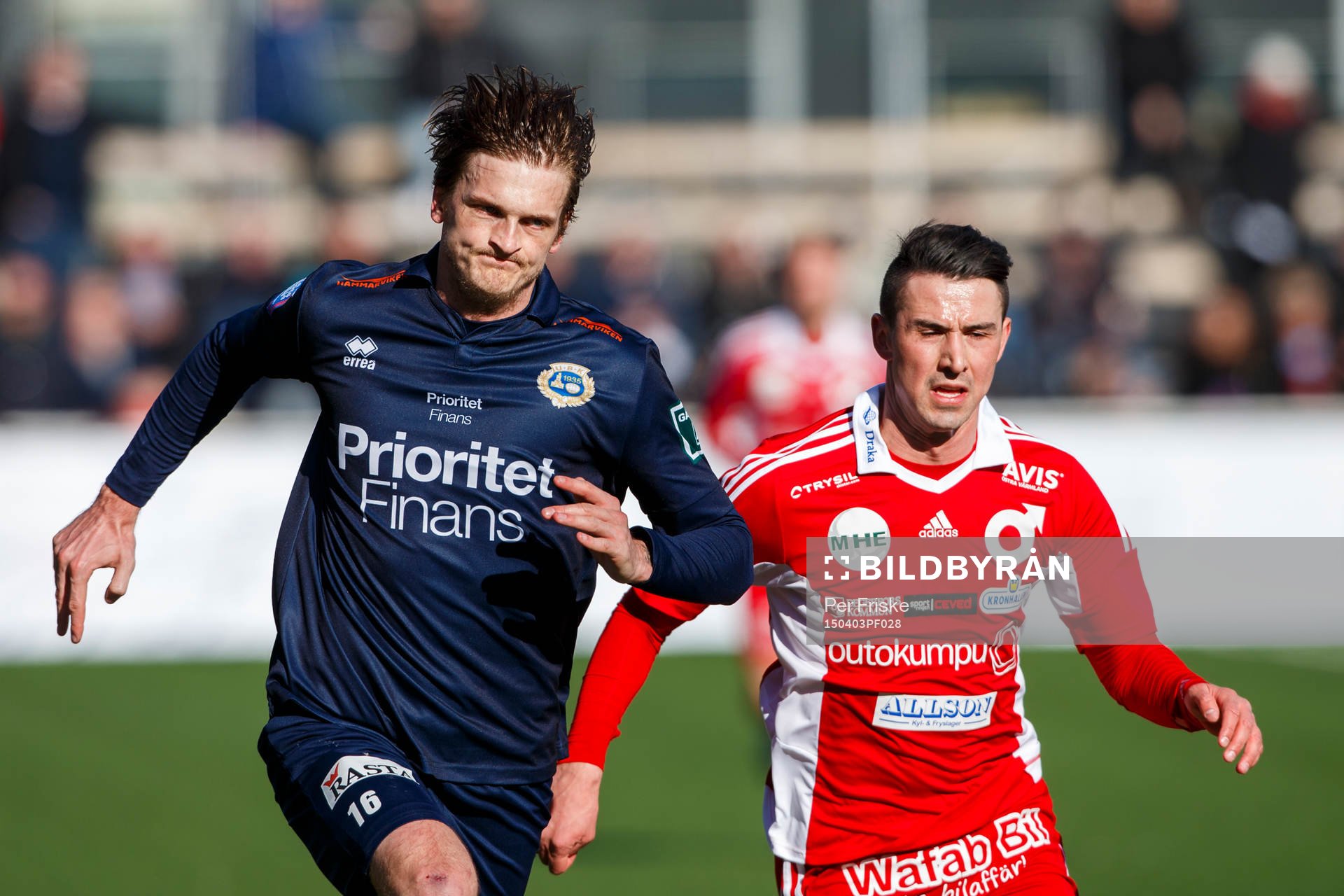 Utsiktens Peter Nilsson och Degerfors Fuad Hyseni under fotbollsmatchen i Superettan mellan Utsikten och Degerfors den 3 april 2015 i Göteborg.