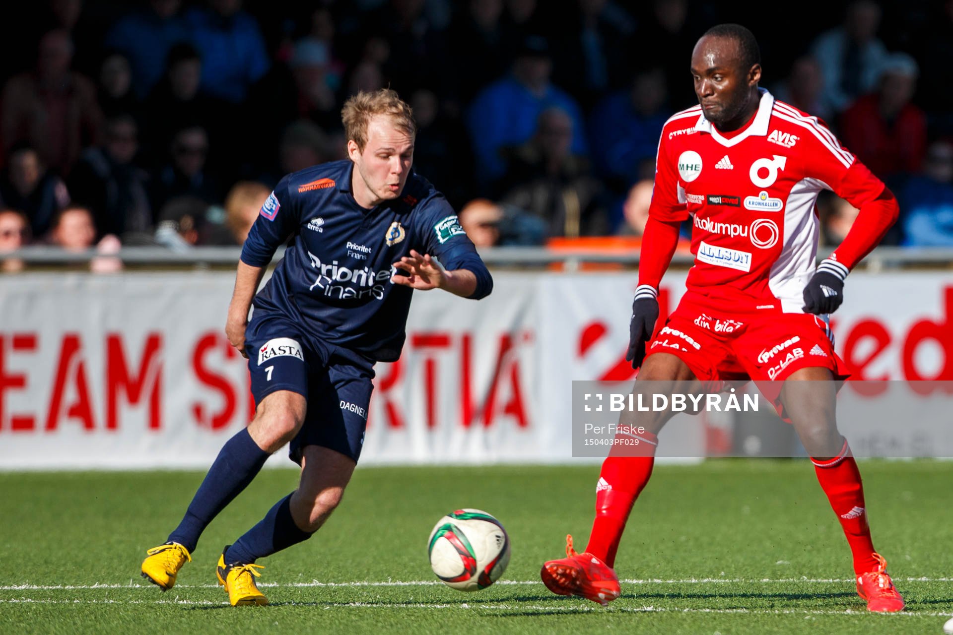Utsiktens Joakim Edström och Degerfors Boris Lumbana under fotbollsmatchen i Superettan mellan Utsikten och Degerfors den 3 april 2015 i Göteborg.