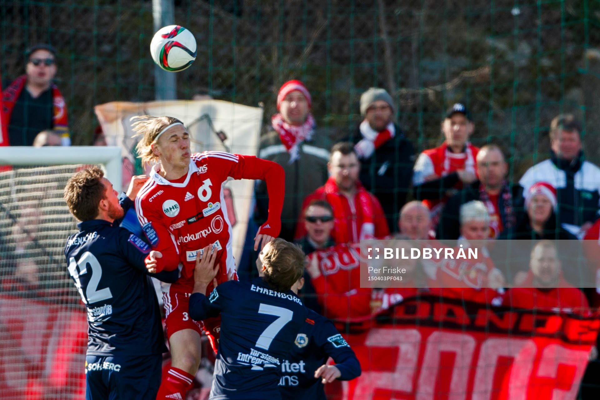 Degerfors Hampus Zackrisson i kamp med Utsiktens Anders Mogren och Utsiktens Joakim Edström under fotbollsmatchen i Superettan mellan Utsikten och Degerfors den 3 april 2015 i Göteborg.