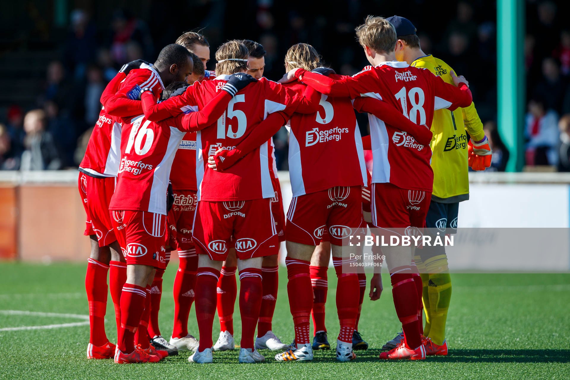 Degerfors spelare samlas