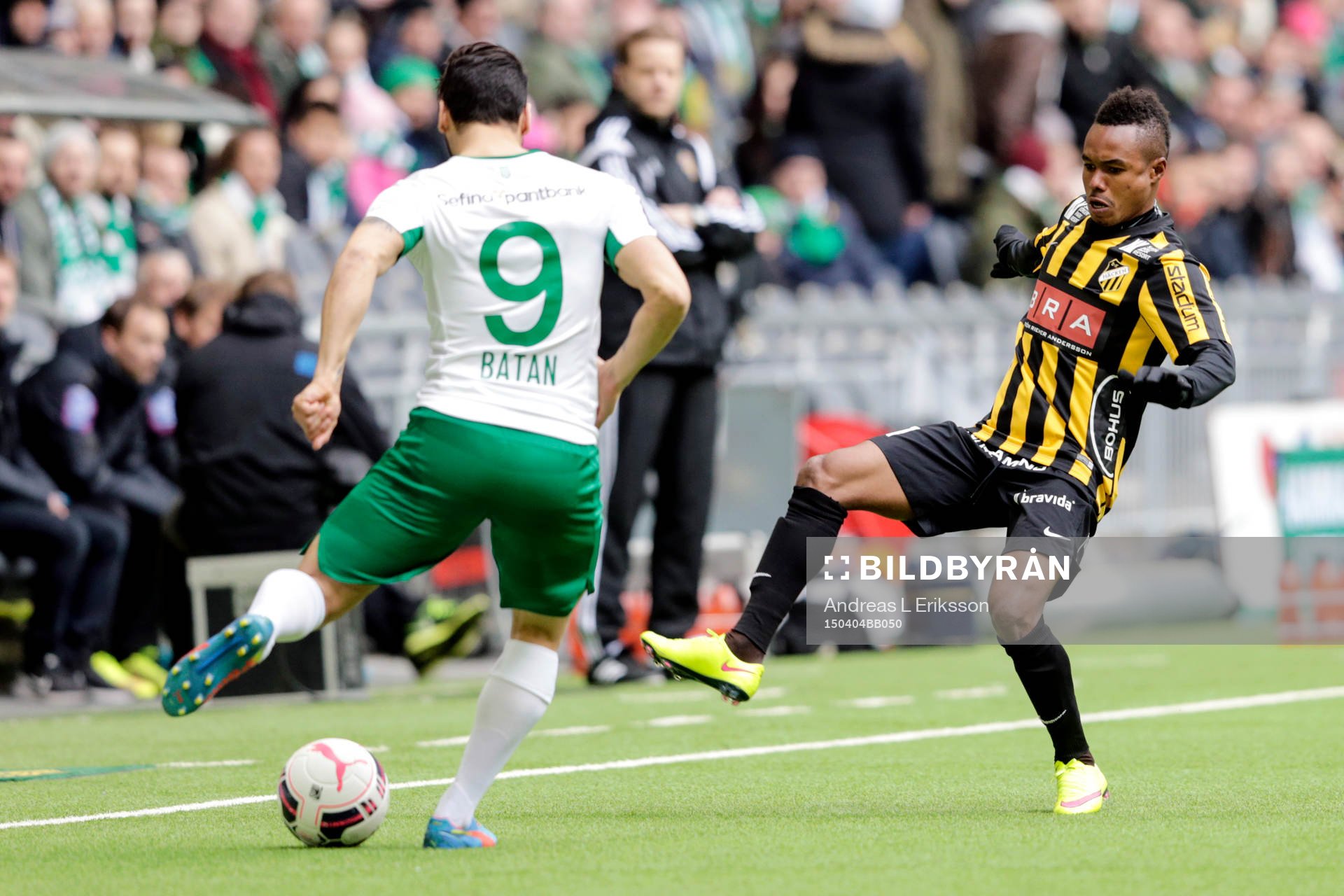 Hammarbys Stefan Batan och Häckens Nasiru Mohammed under fotbollsmatchen i Allsvenskan mellan Hammarby och Häcken den 4 april 2015 i Stockholm. 
