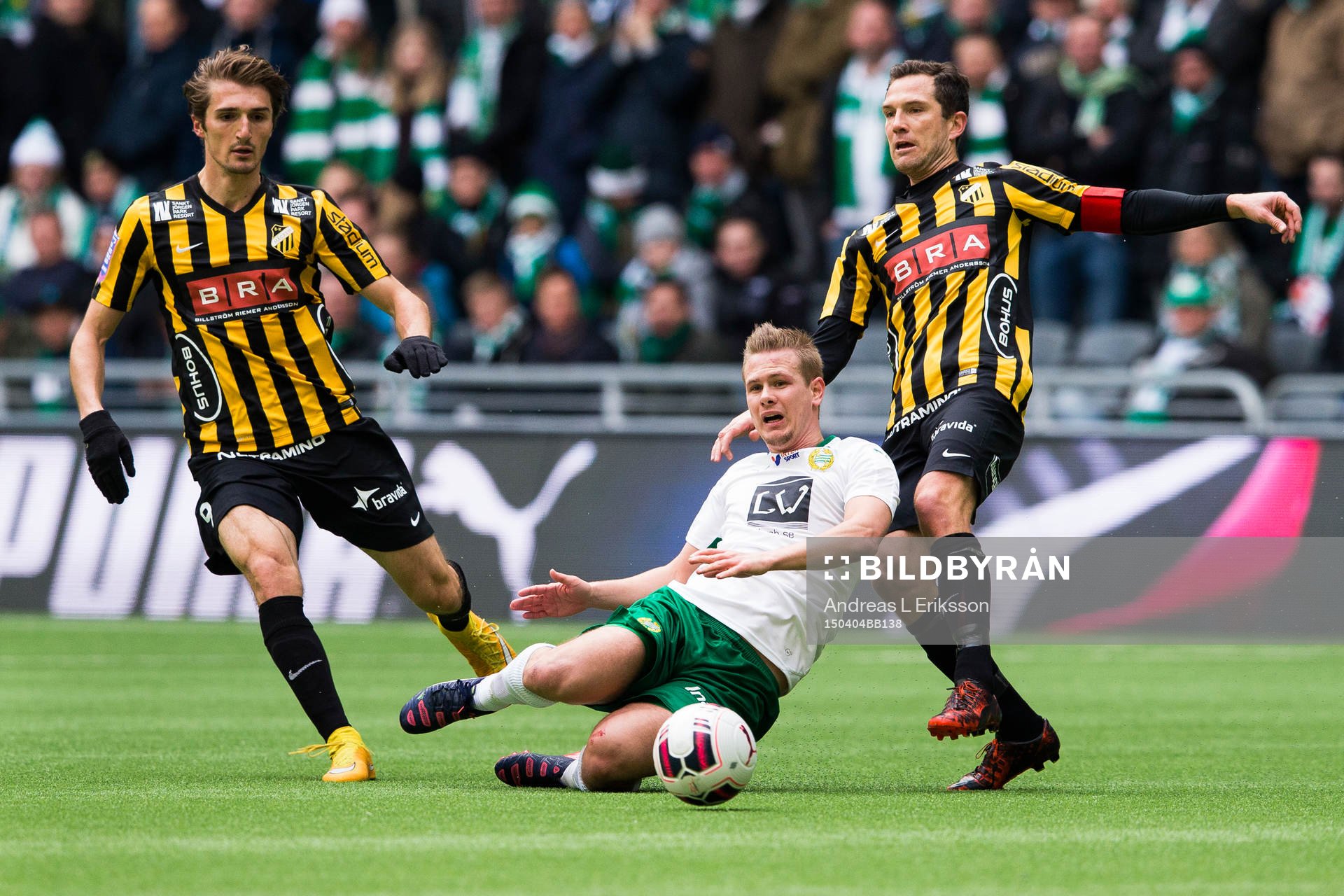 Hammarbys Erik Israelsson (m) rensar undan framför