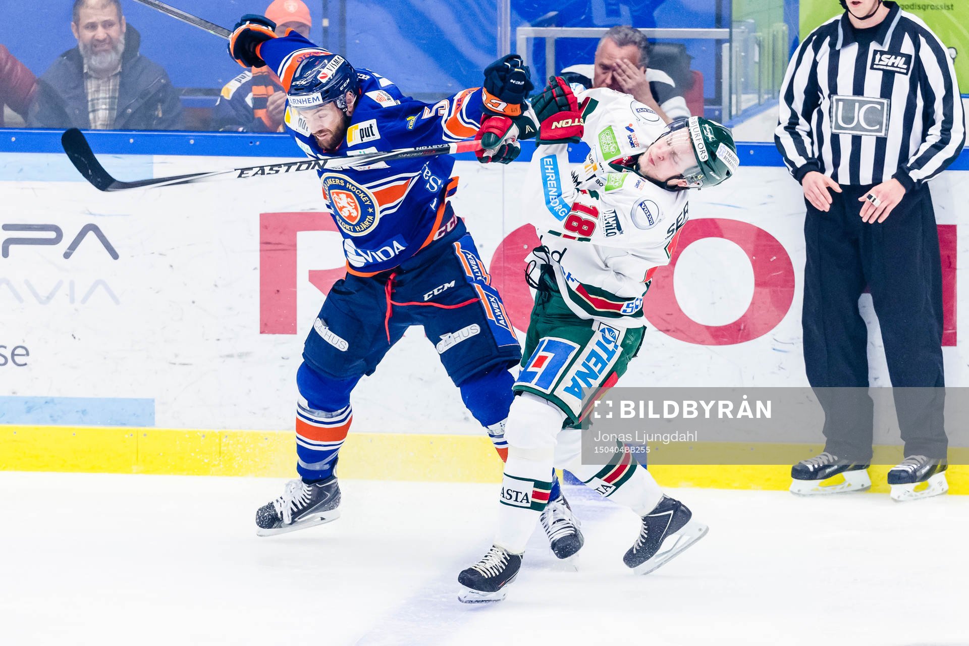 Växjös Noah Welch tacklar Frölundas Anton Blidh