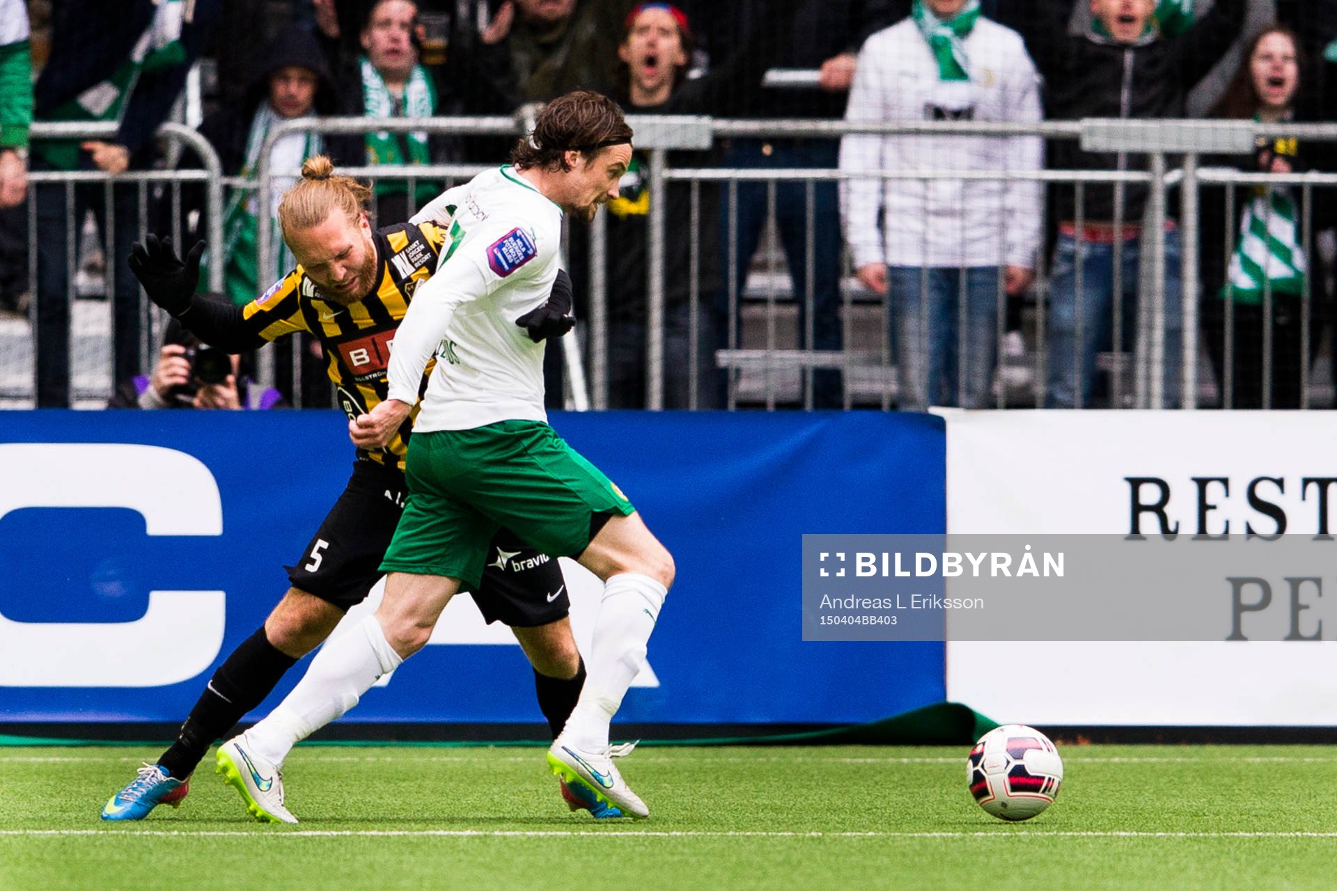 Häckens Emil Wahlström i kamp om bollen med Hammarbys