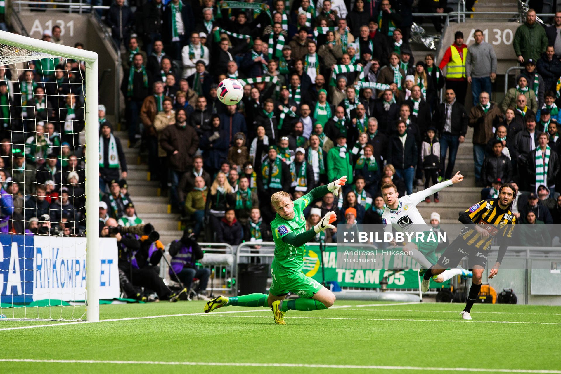 Hammarbys Måns Söderqvist med ett inlägg förbi Häckens