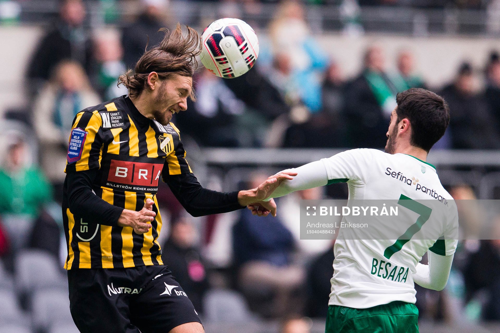 Häckens Simon Sandberg i en nickduell med Hammarbys Nahir