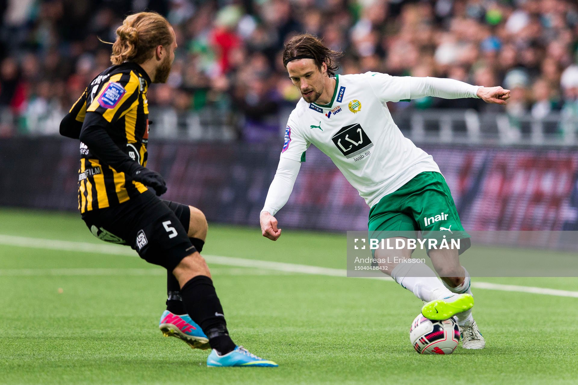 Häckens Emil Wahlström och Hammarbys Linus Hallenius under fotbollsmatchen i Allsvenskan mellan Hammarby och Häcken den 4 april 2015 i Stockholm.