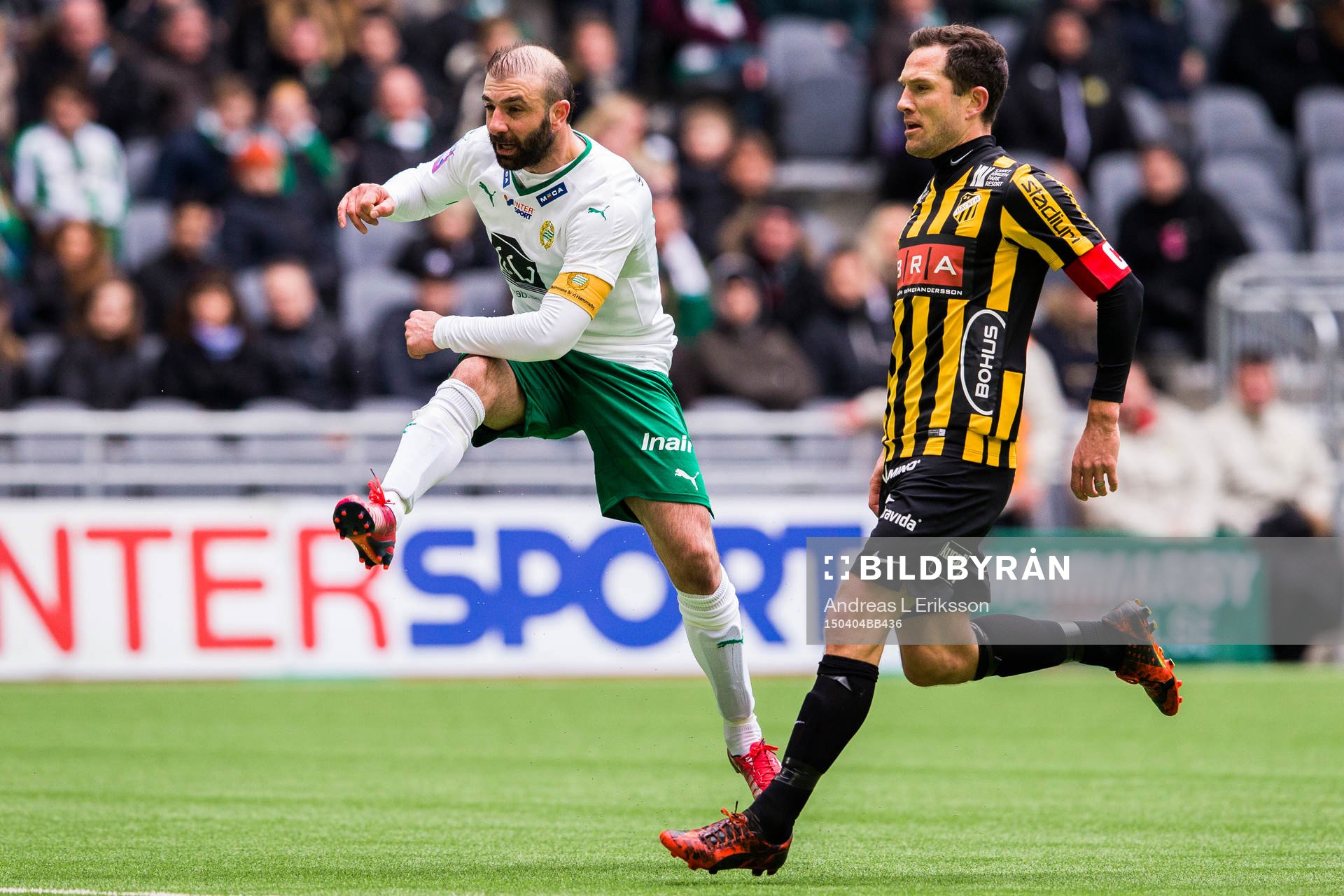 Hammarbys Kennedy Bakircioglu med ett skott under fotbollsmatchen i Allsvenskan mellan Hammarby och Häcken den 4 april 2015 i Stockholm.
