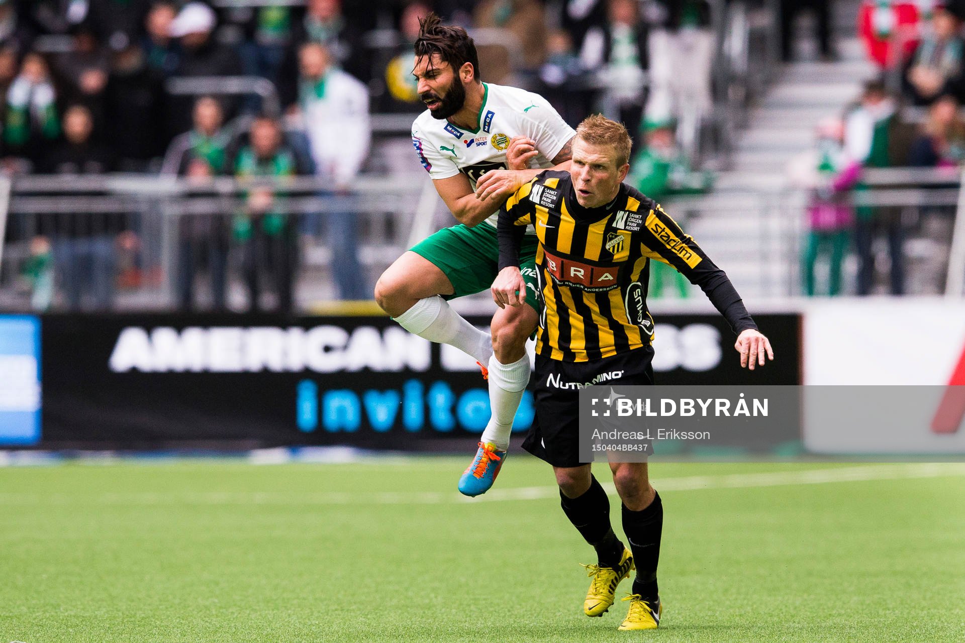 Hammarbys Stefan Batan i en närkamp med Häckens David Frölund under fotbollsmatchen i Allsvenskan mellan Hammarby och Häcken den 4 april 2015 i Stockholm.