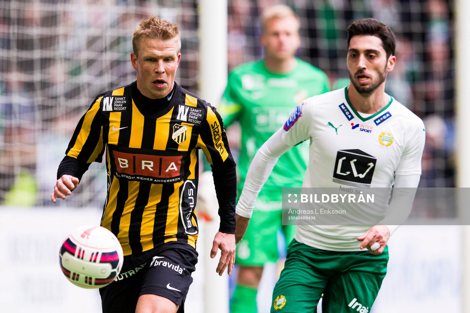 Häckens David Frölund och Hammarbys Nahir Besara jagar