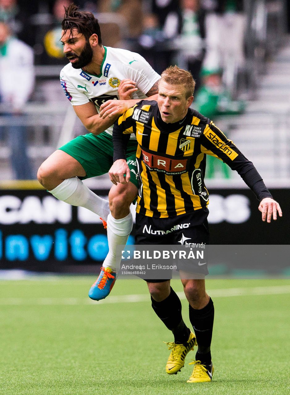 Hammarbys Stefan Batan i en närkamp med Häckens David