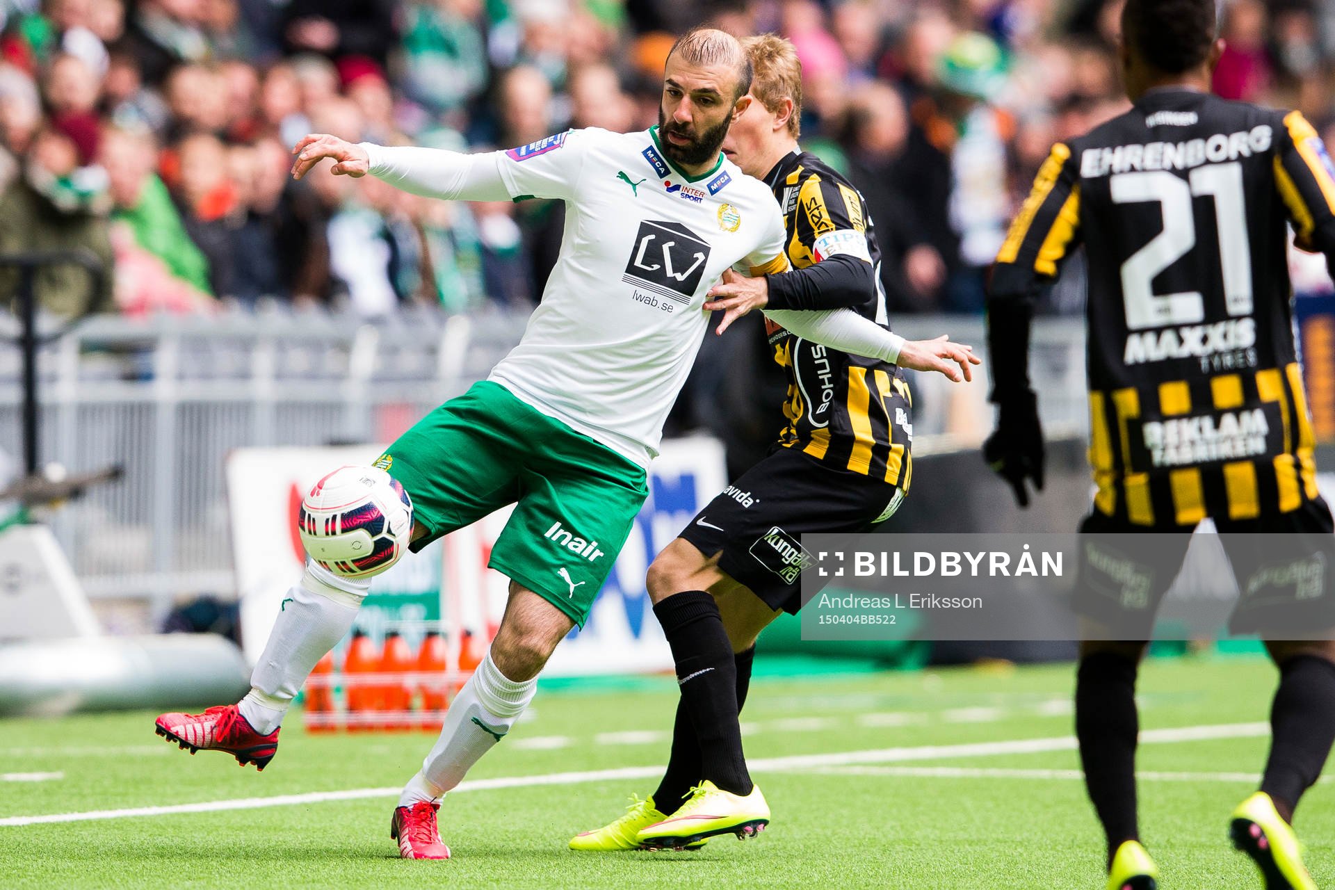 Hammarbys Kennedy Bakircioglu i kamp om bollen med Häckens