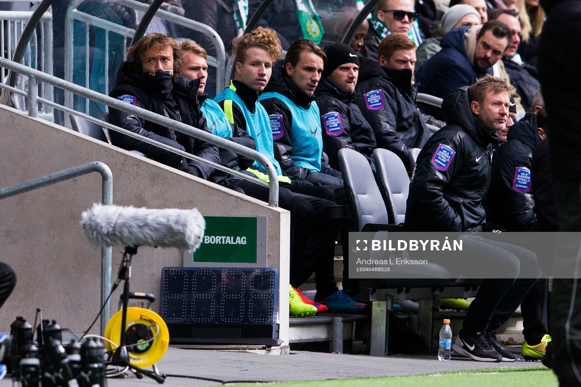Häckens Diego Lugano och tränare Peter Gerhardsson på bänken under fotbollsmatchen i Allsvenskan mellan Hammarby och Häcken den 4 april 2015 i Stockholm.