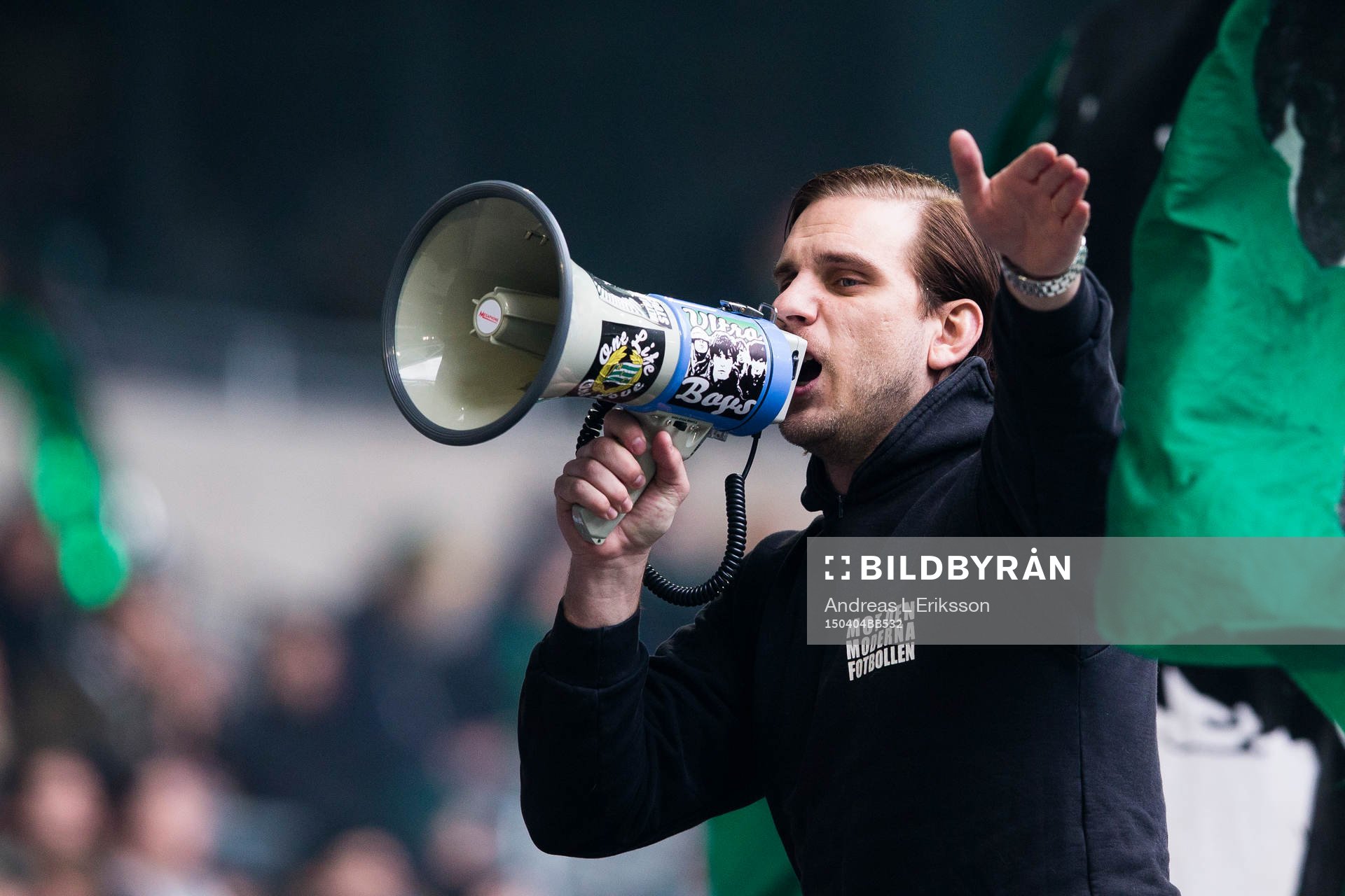 Hammarbysupportrarnas hejaklackledare med en megafon