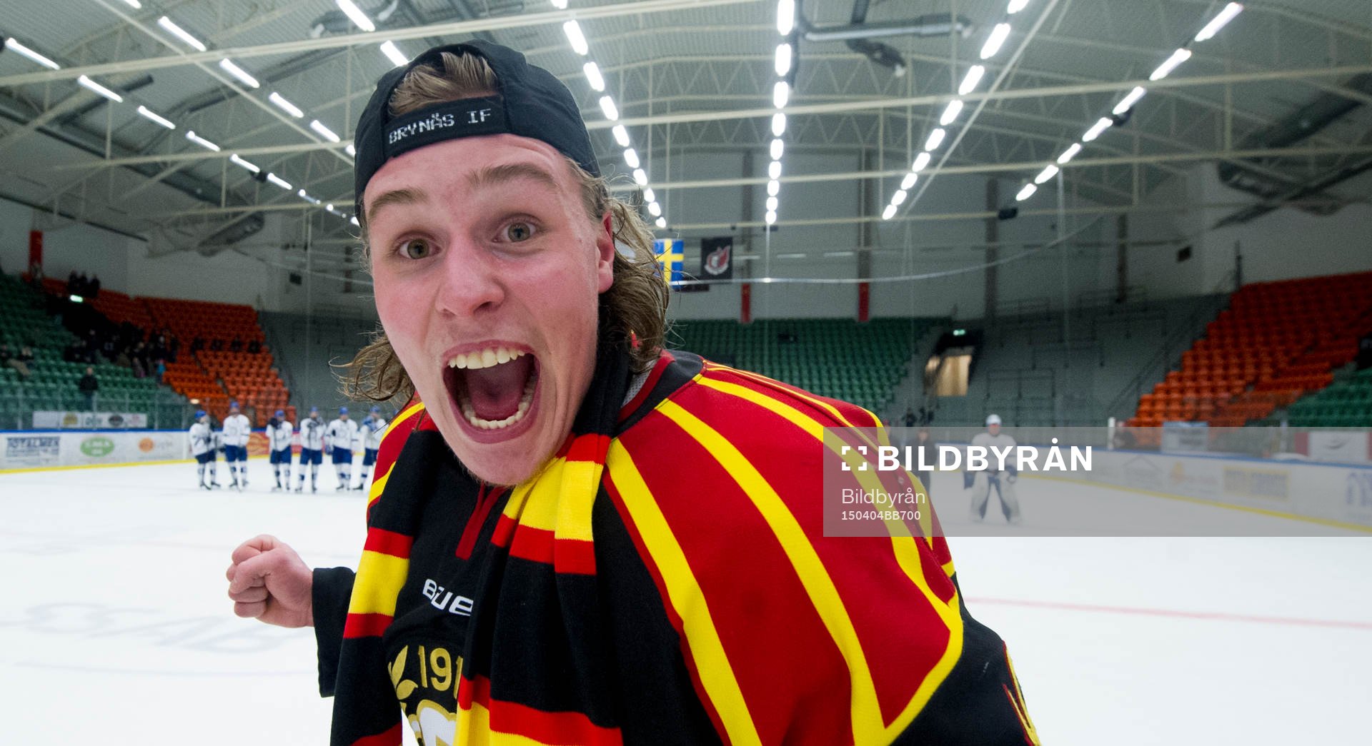 Brynäs två målskytt Lucas Carlsson skriker ut sin glädje