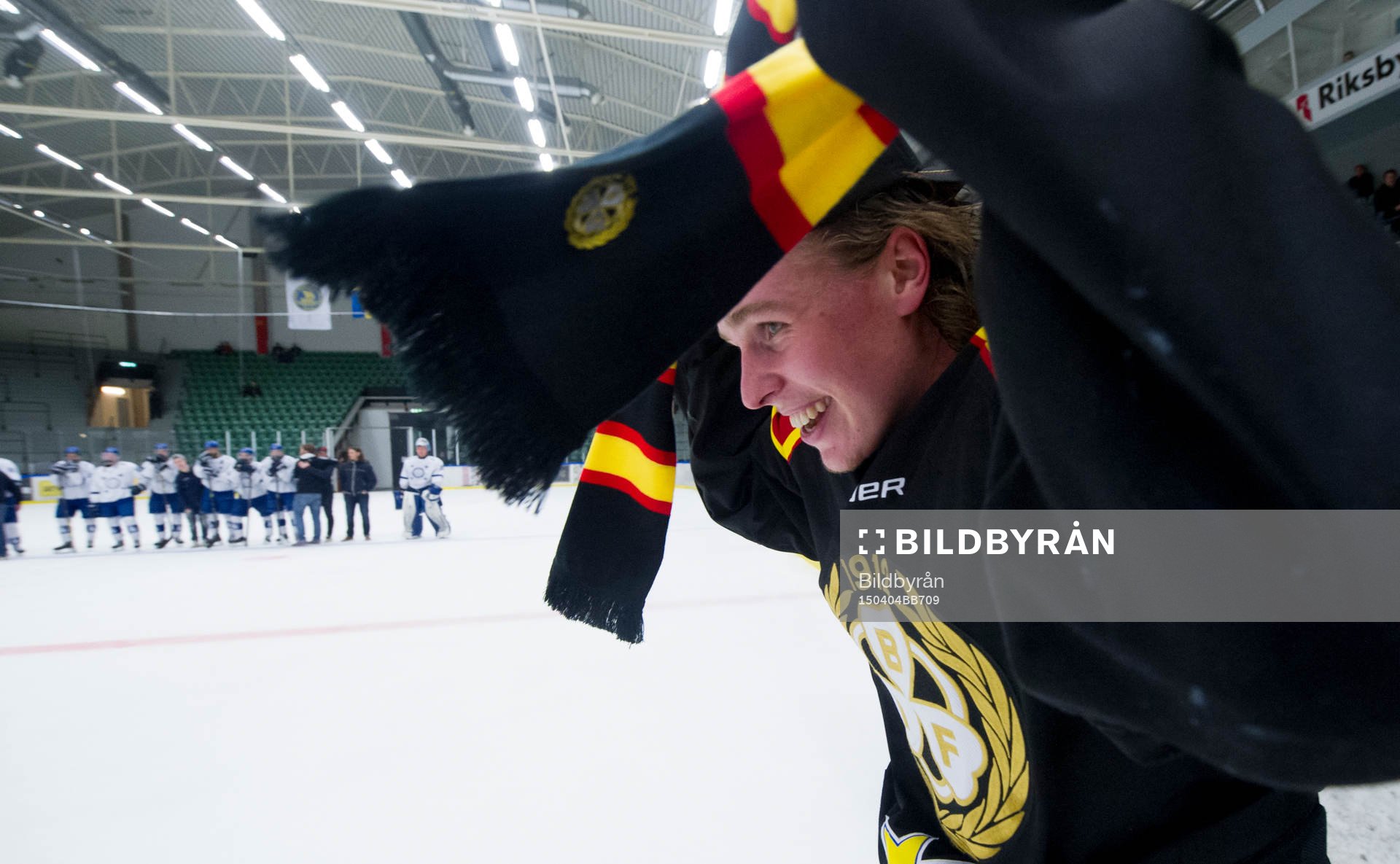 Brynäs Lucas Carlsson tar på sig Brynäshalsduken medan