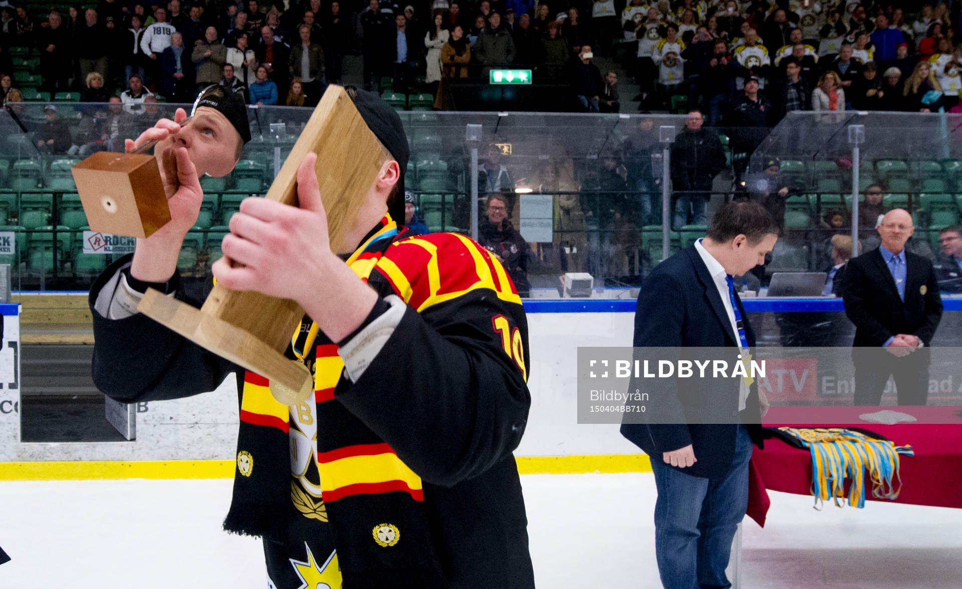 Brynäs kapten Linus Ölund höjer segerpokalen