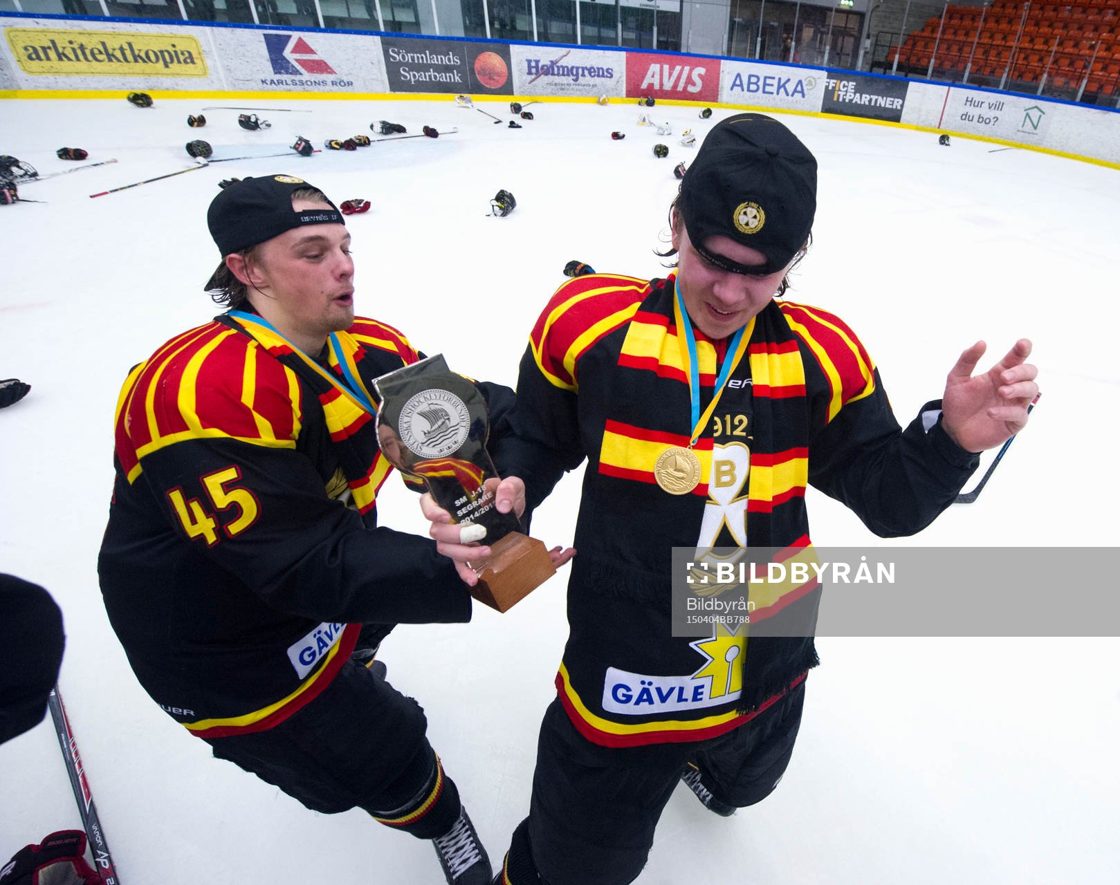 Philip Alftberg och Marcus Ersson firar SM guldet