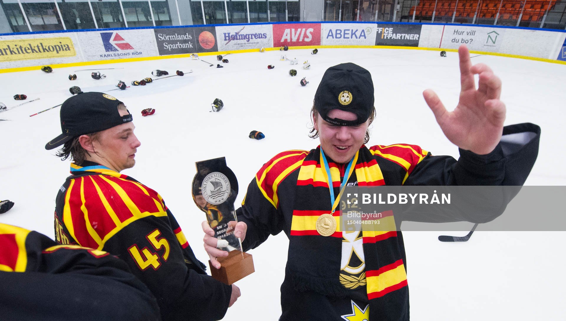 Brynäs Philip Alftberg och Marcus Ersson firar Sm guldet