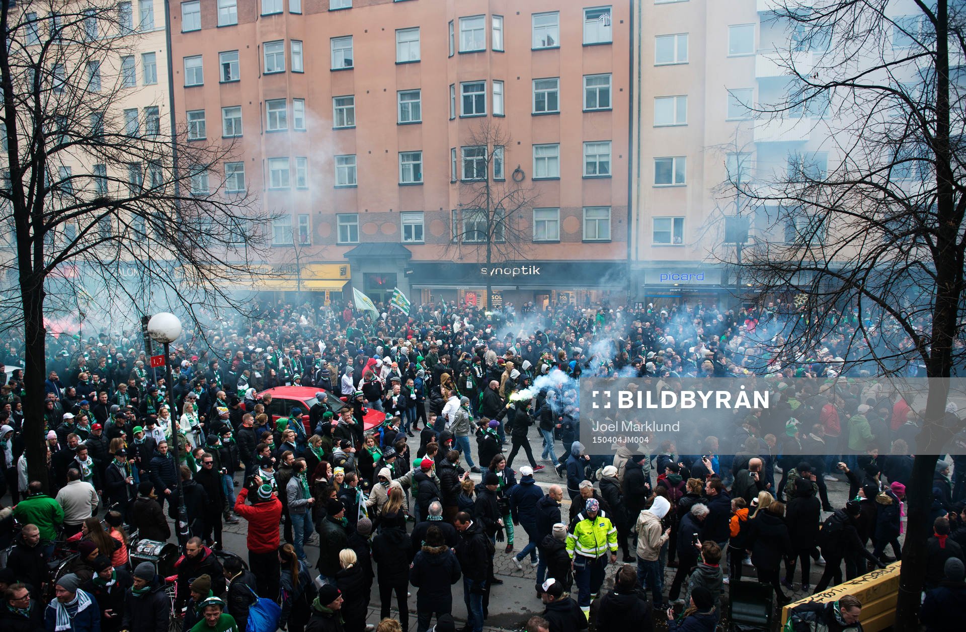 Hammarbys supportrar marscherar över Södermalm