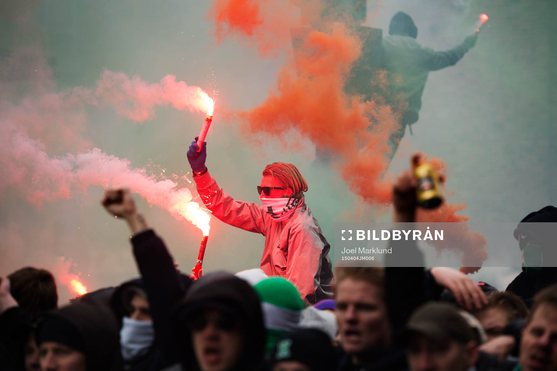 Hammarbys supportrar tänder bengaleldar och marscherar