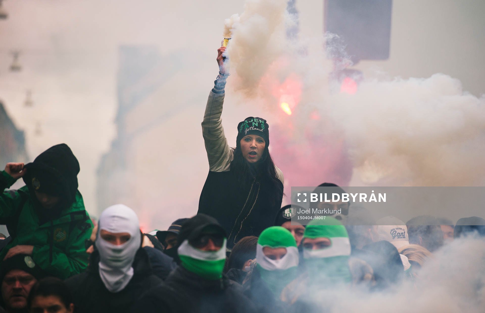 Hammarbys supportrar tänder bengaleldar och marscherar