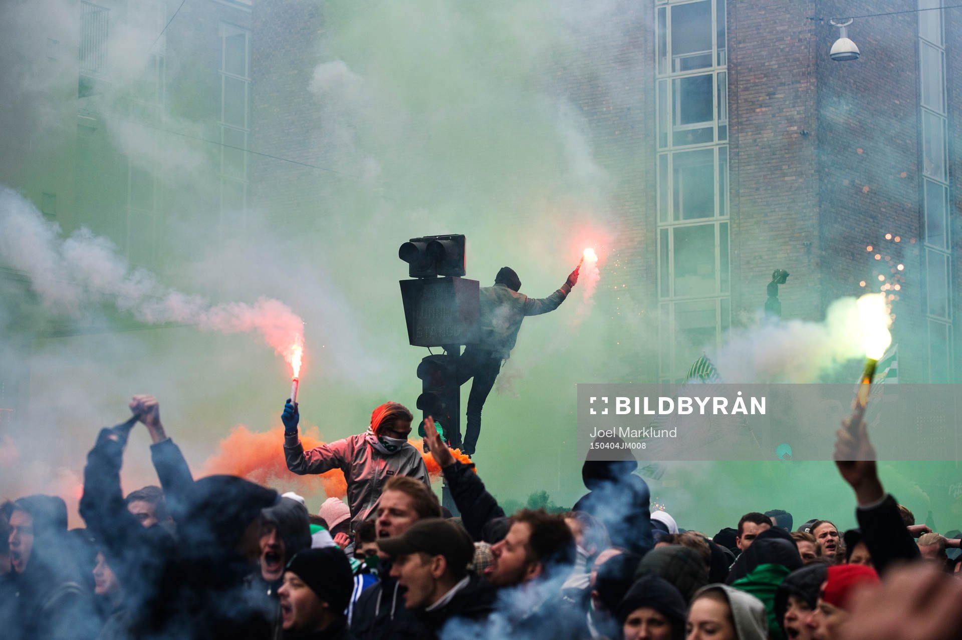 Hammarbys supportrar tänder bengaleldar och marscherar