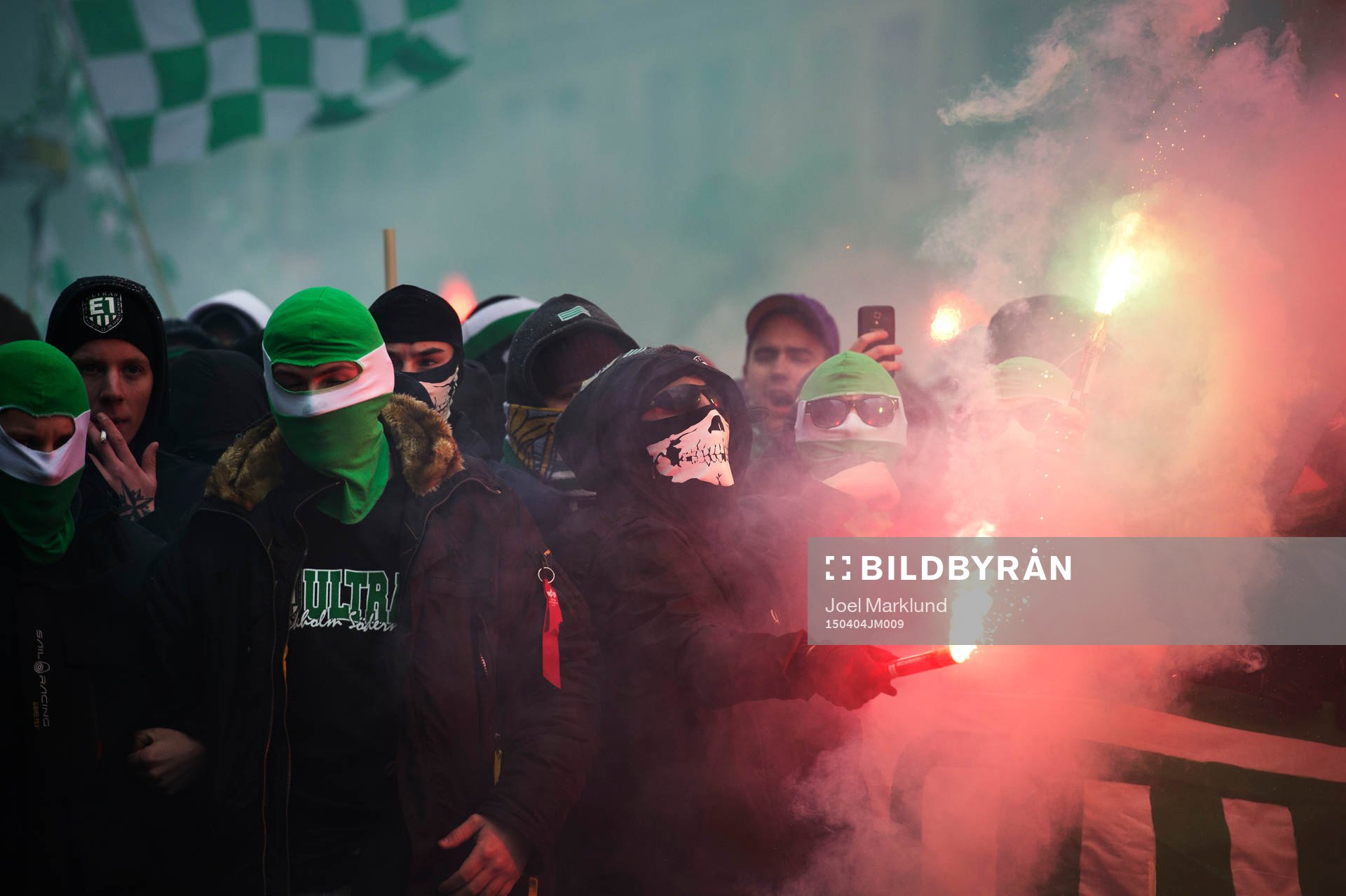 Hammarbys supportrar tänder bengaleldar och marscherar