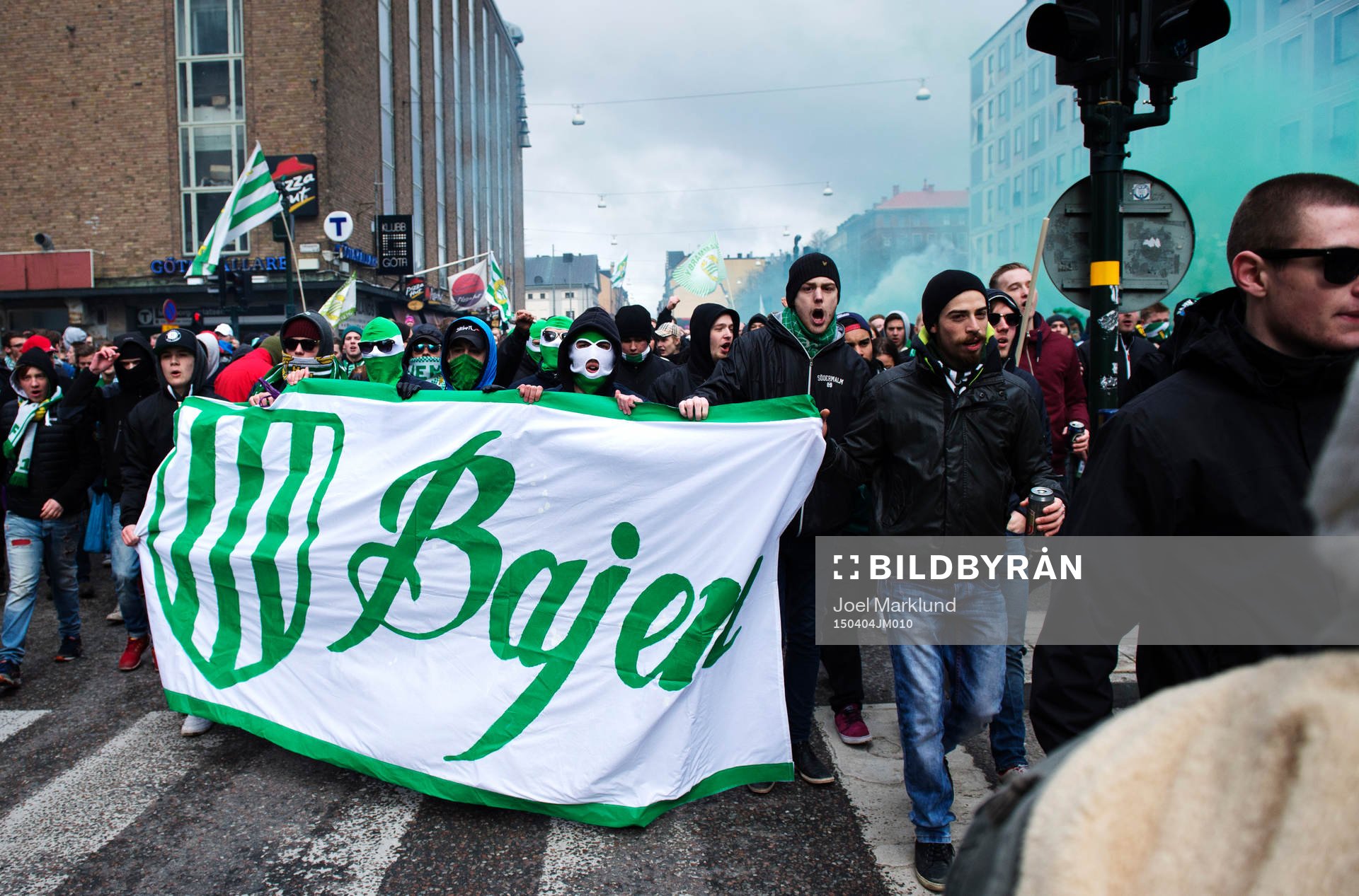 Hammarbys supportrar marscherar över Södermalm