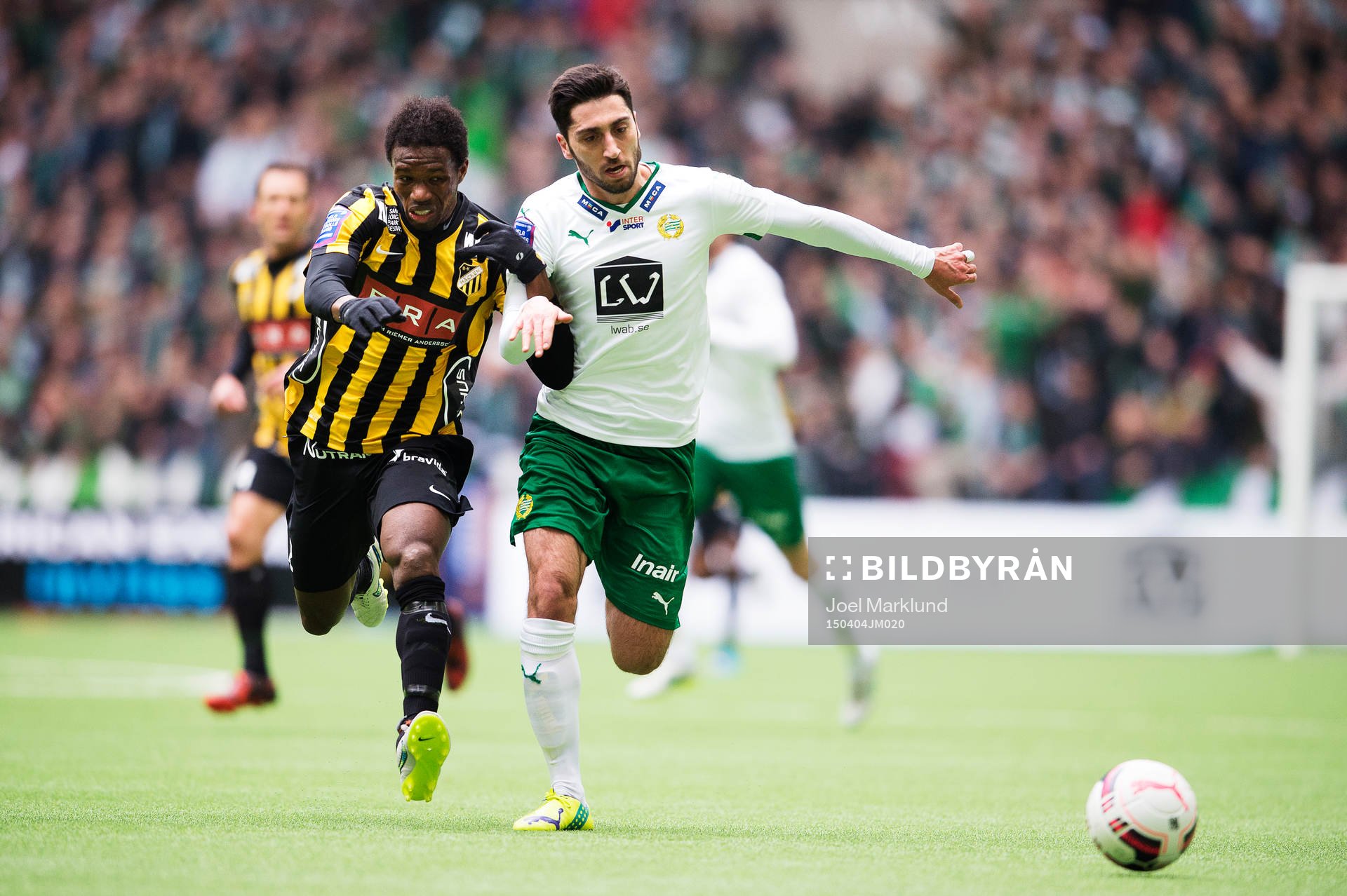 Häckens Mohammed Abubakari utmanas av Hammarbys Nahir