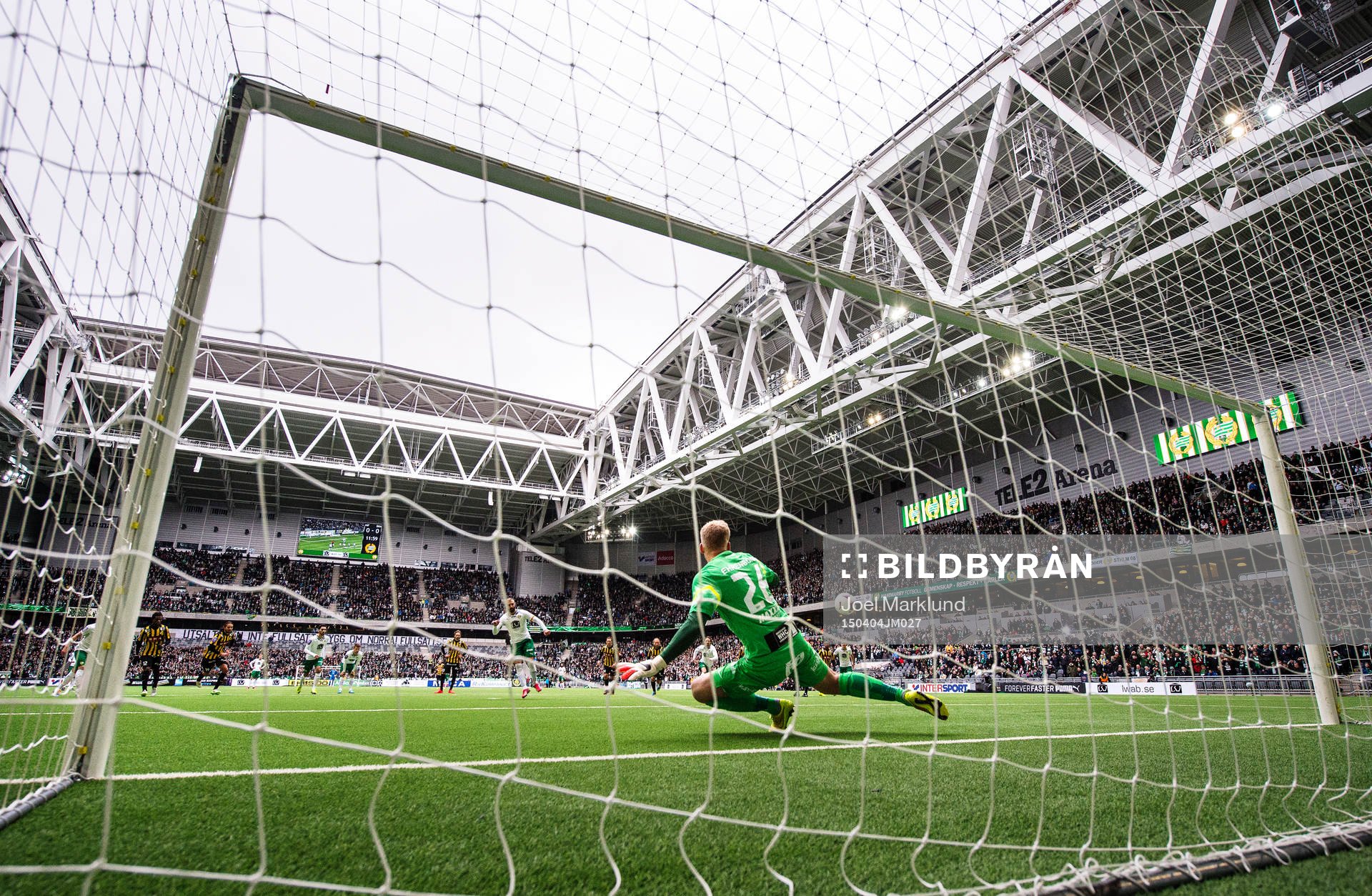 Hammarbys Kennedy Bakircioglu skjuter in 1-0 på straff