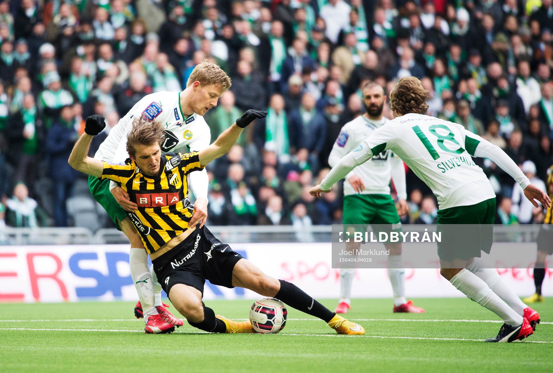 Hammarbys Lars Saetra drar ner Häckens Dardan Rexhepi
