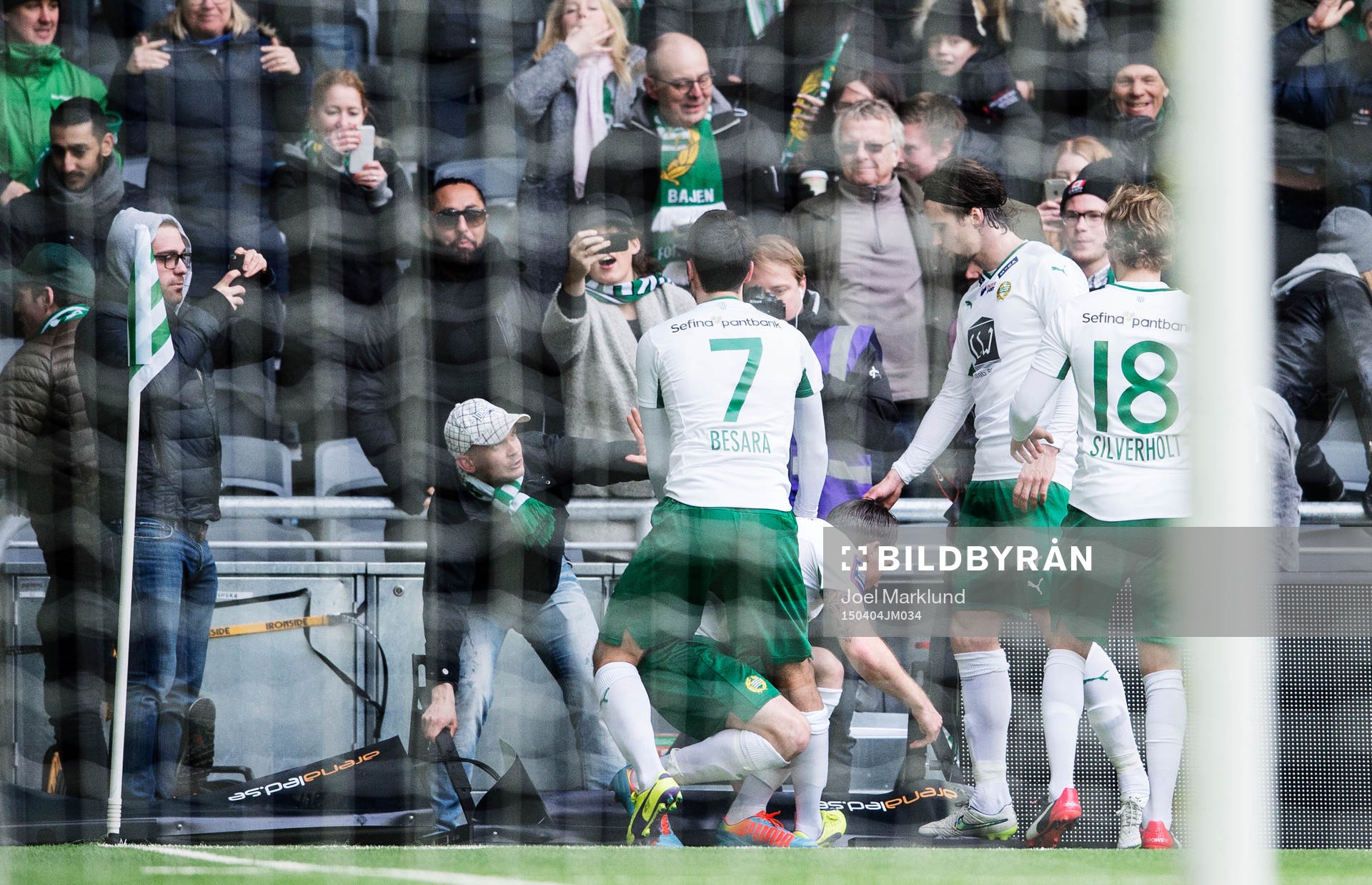 En reklamskylt går sönder när Hammarbys spelare jublar efter 2-0-målet under fotbollsmatchen i Allsvenskan mellan Hammarby och Häcken den 4 april 2015 i Stockholm.
