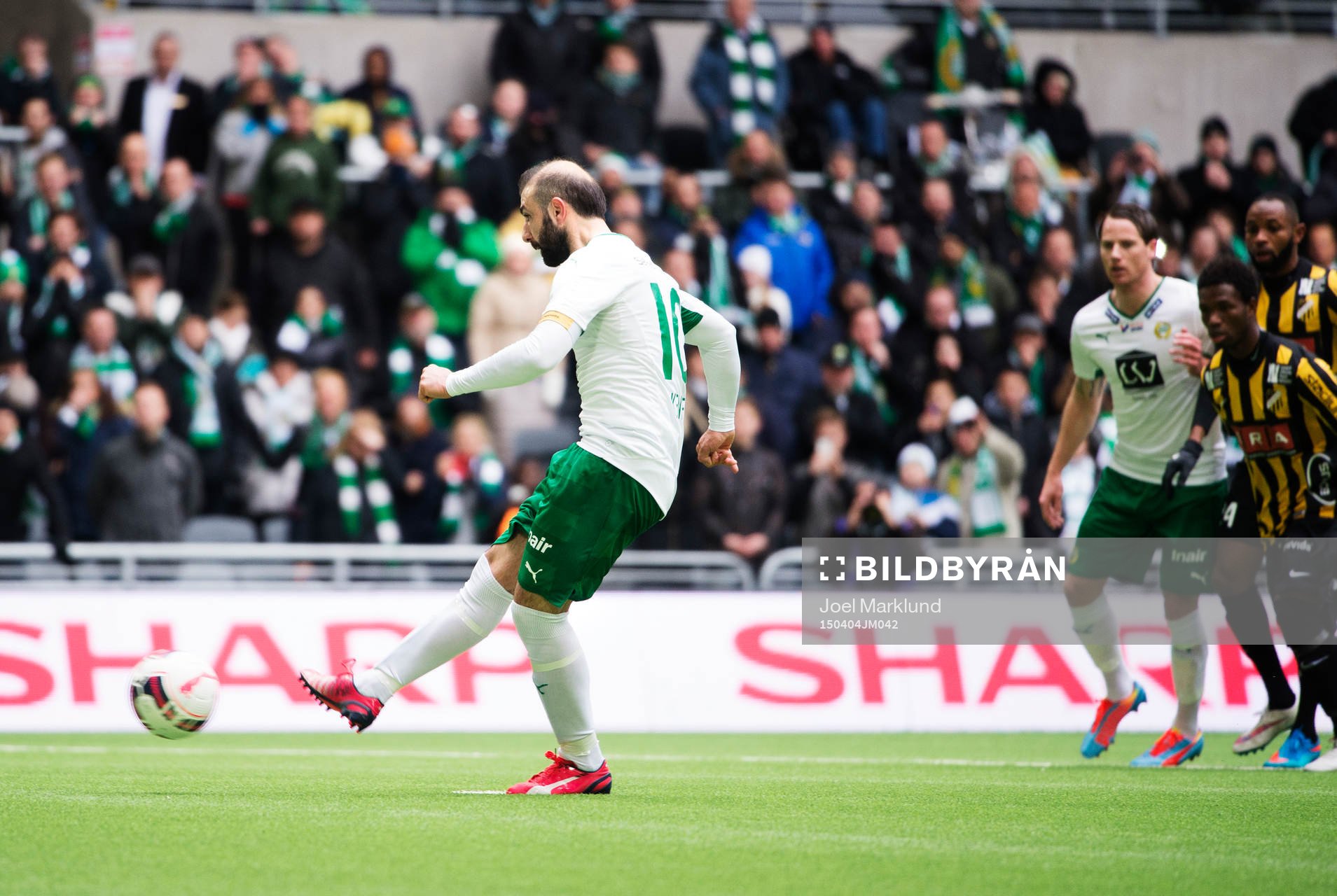 Hammarbys Kennedy Bakircioglu skjuter in 1-0 på straff
