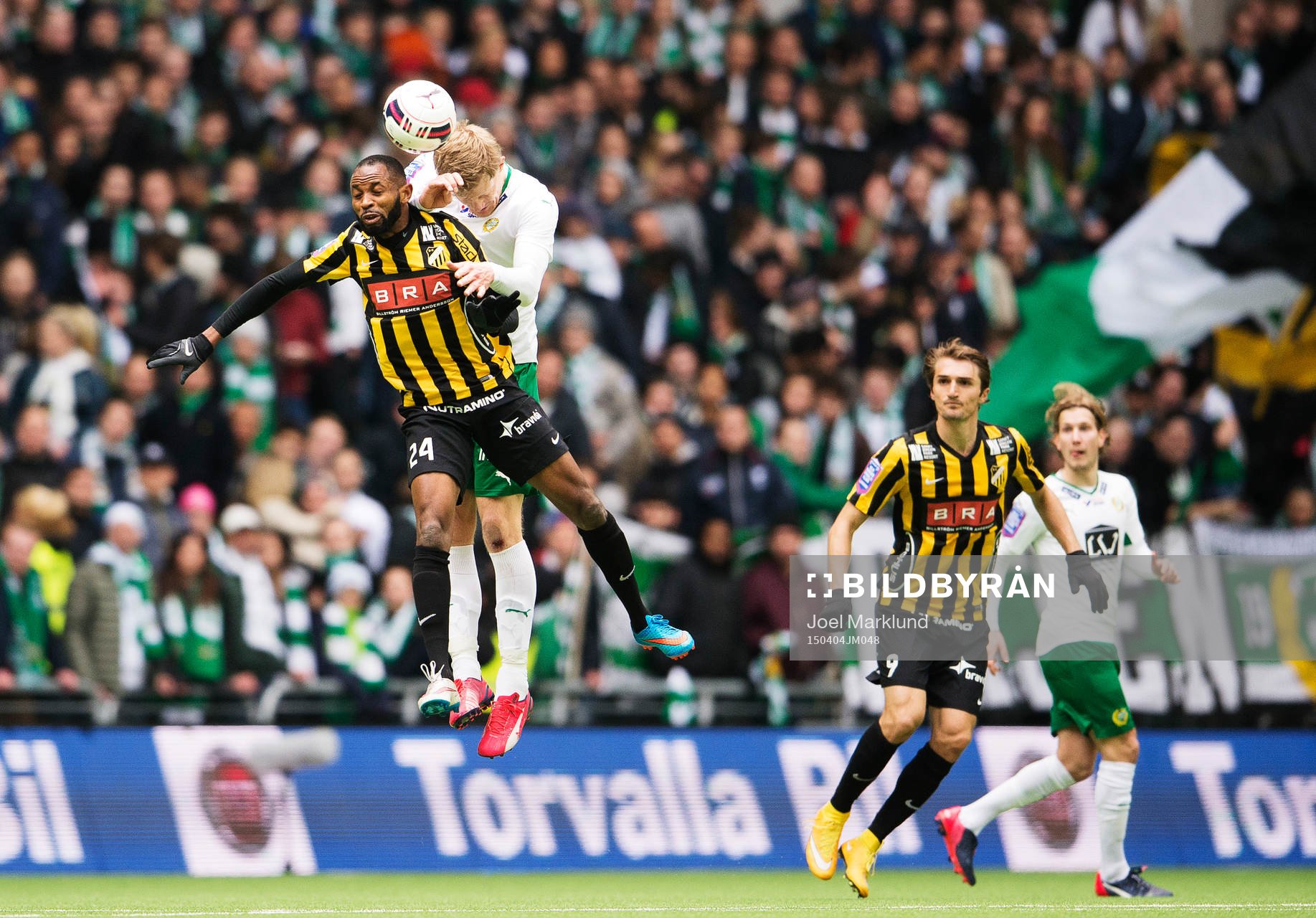 Häckens René Makondele i en nickduell med Hammarbys Lars