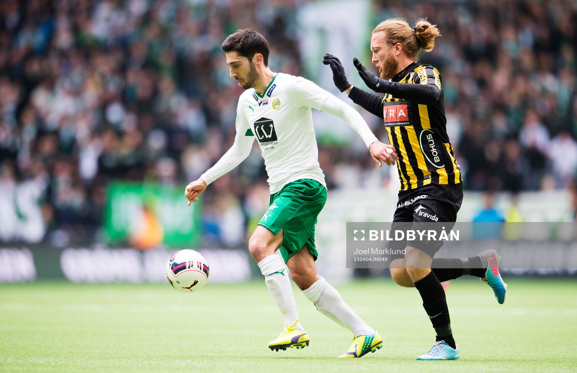 Hammarbys Nahir Besara tar sig förbi Häckens Emil
